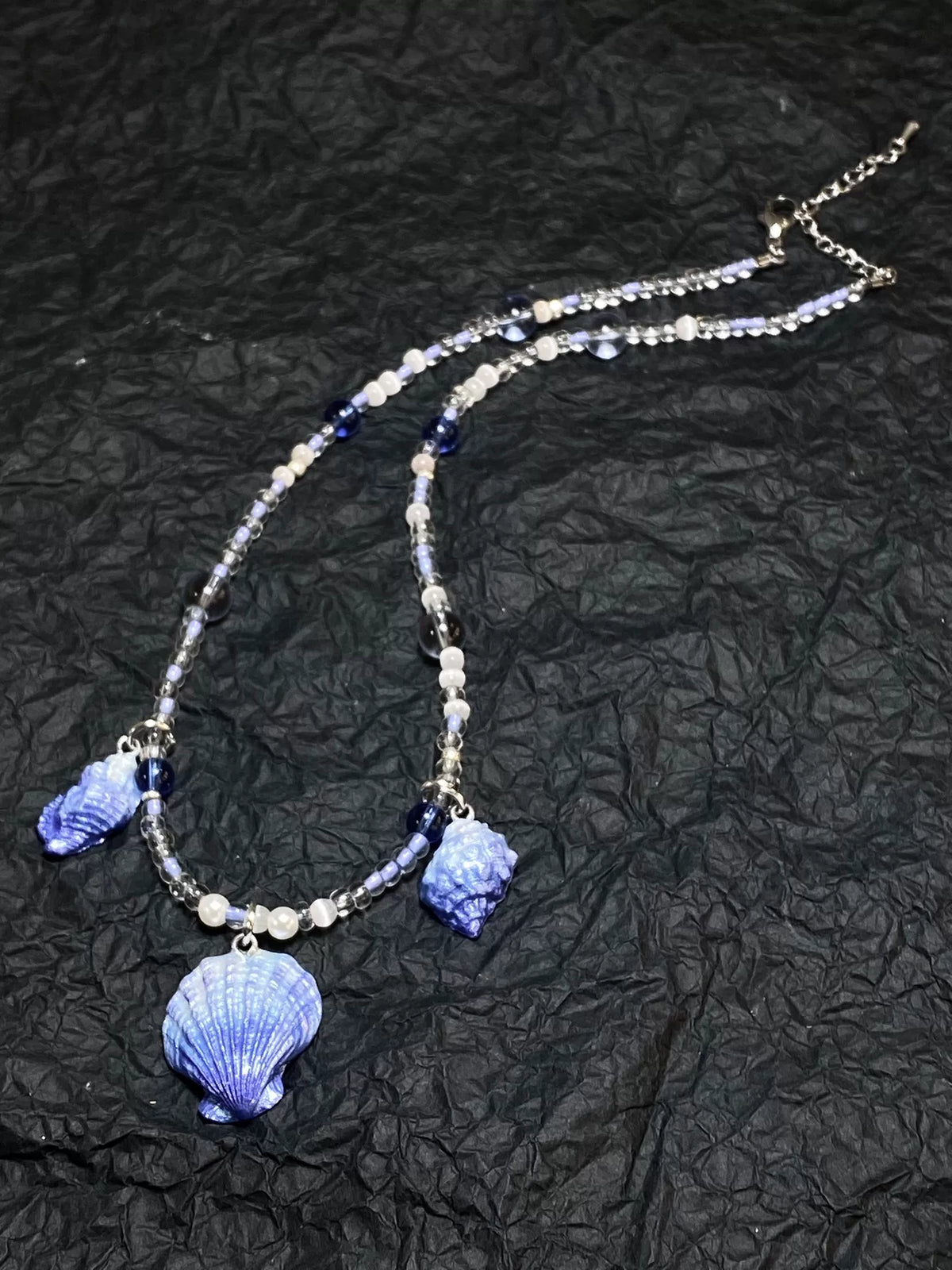 Ketting met blauwe schelphangkers