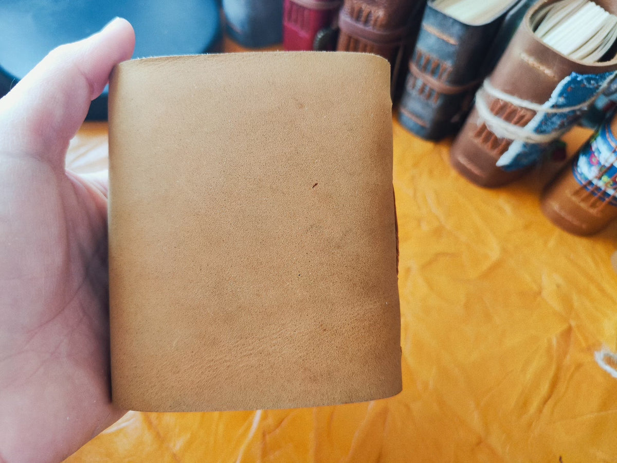 Carnet de notes en cuir, dentelle et breloque