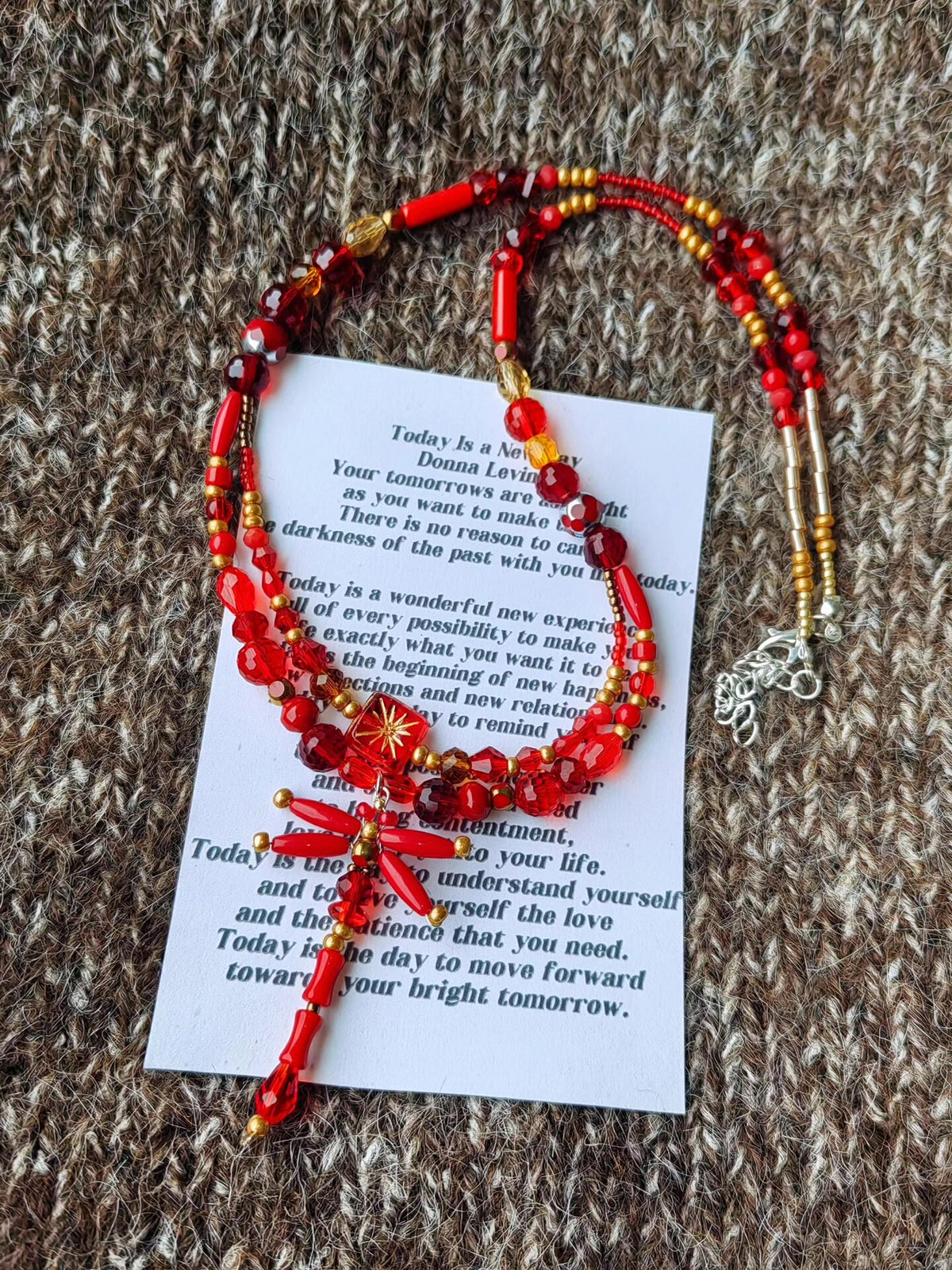 Collana di perline rosso e oro con ciondolo a libellula