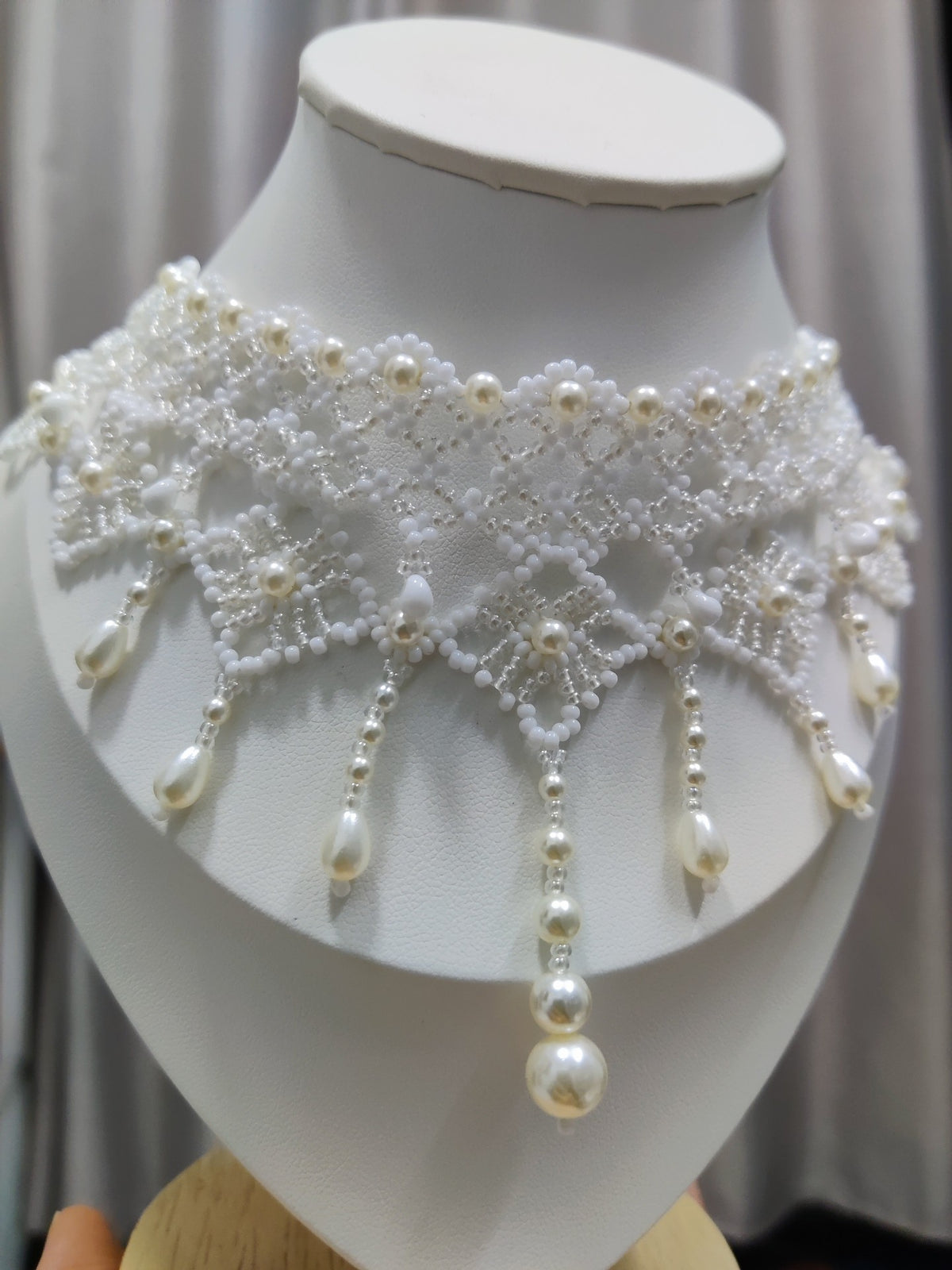 Gargantilla nupcial de novia con abalorios y perlas blancas