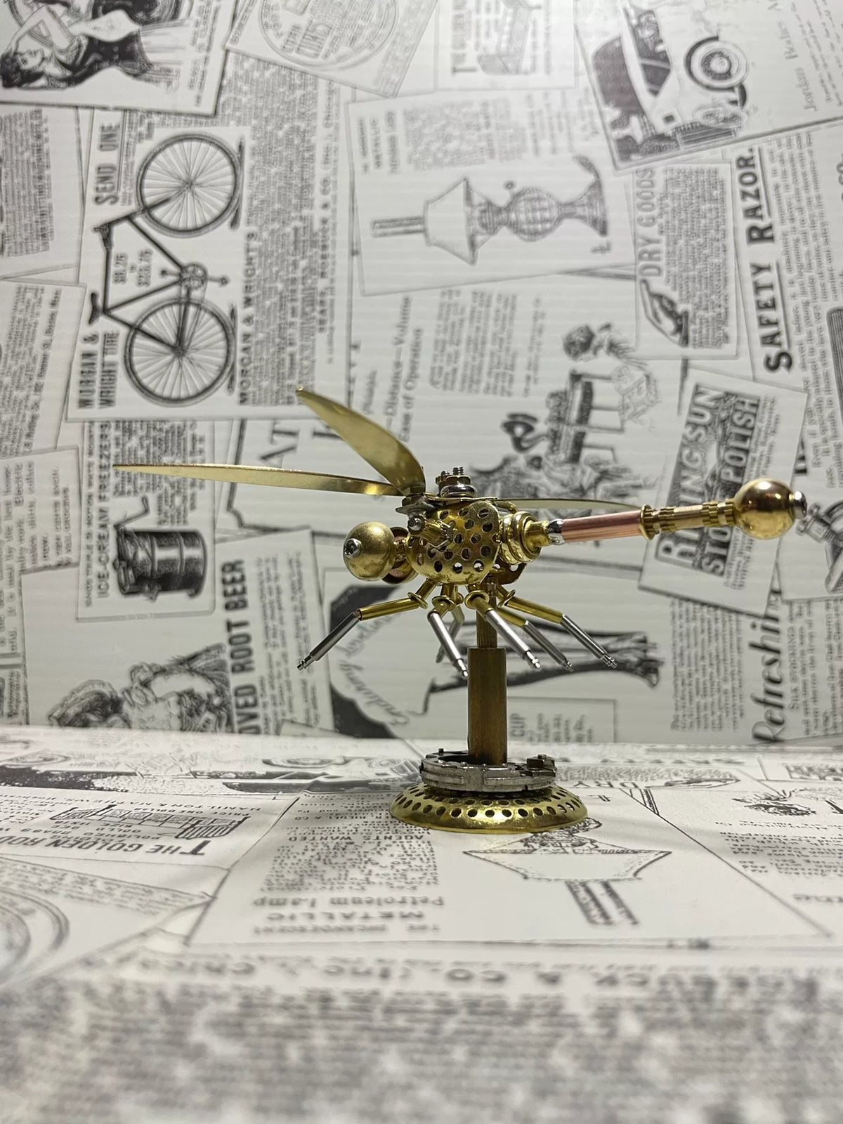 Escultura de metal de libélula en latón steampunk