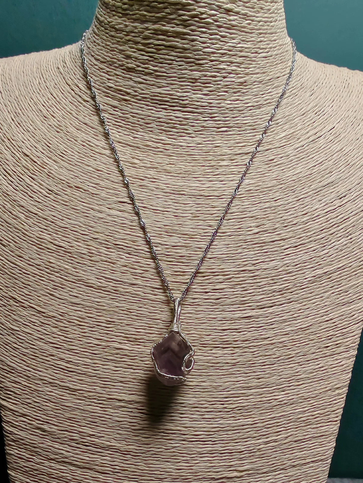 Halsband med rå ametist-scepter