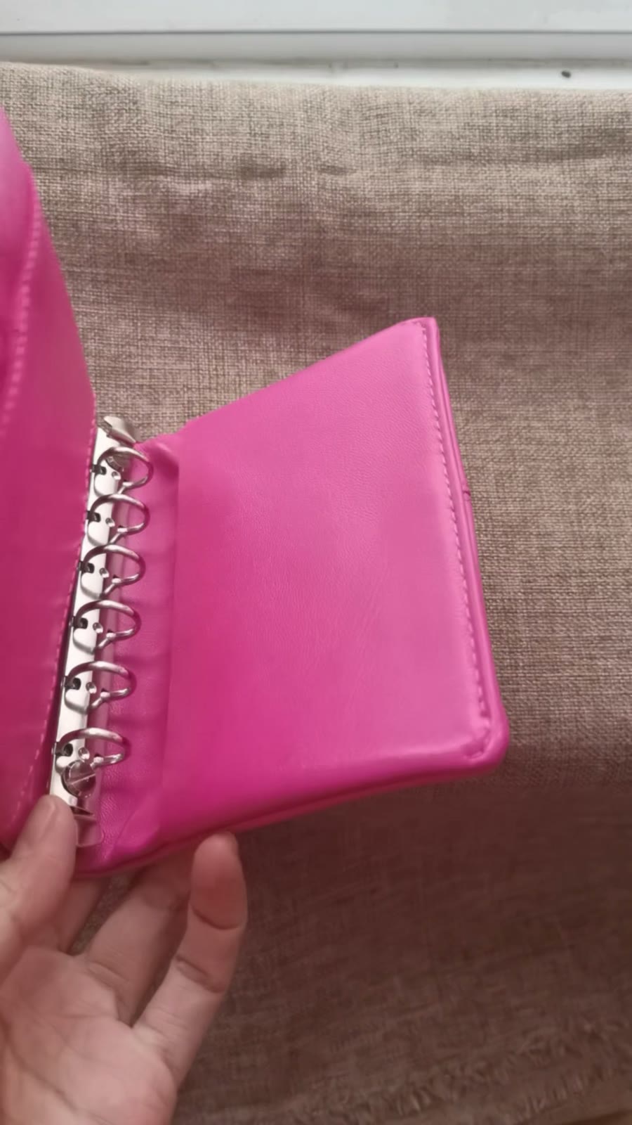 Copertina per quaderno ad anelli A7 in pelle di pecora rosa