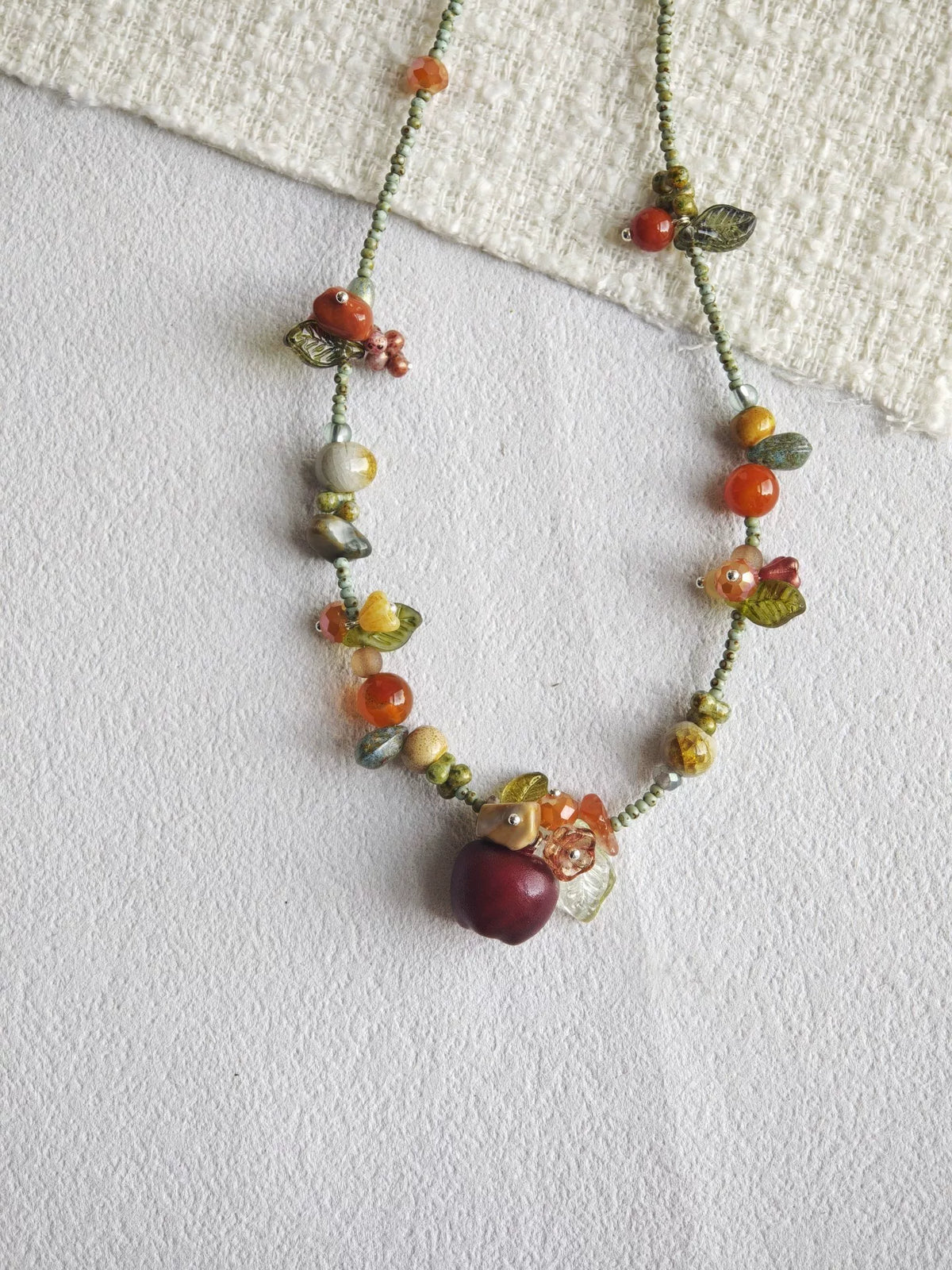Handgjort halsband med äpple i resin och tjeckiska glaspärlor
