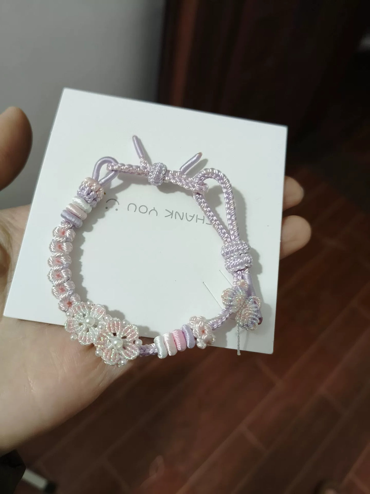 Pulseira de Flor em Cordão Trançado Rosa e Branco