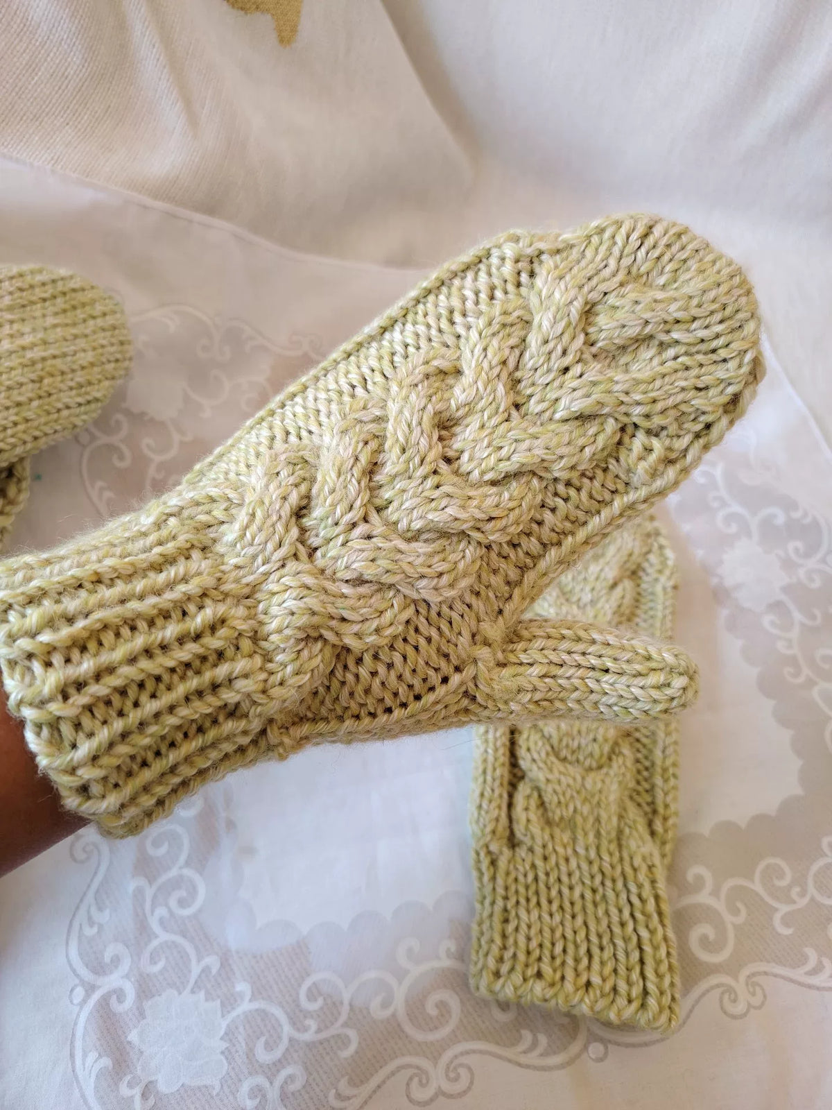 Gants sans doigts tricotés à la main avec torsades Aran