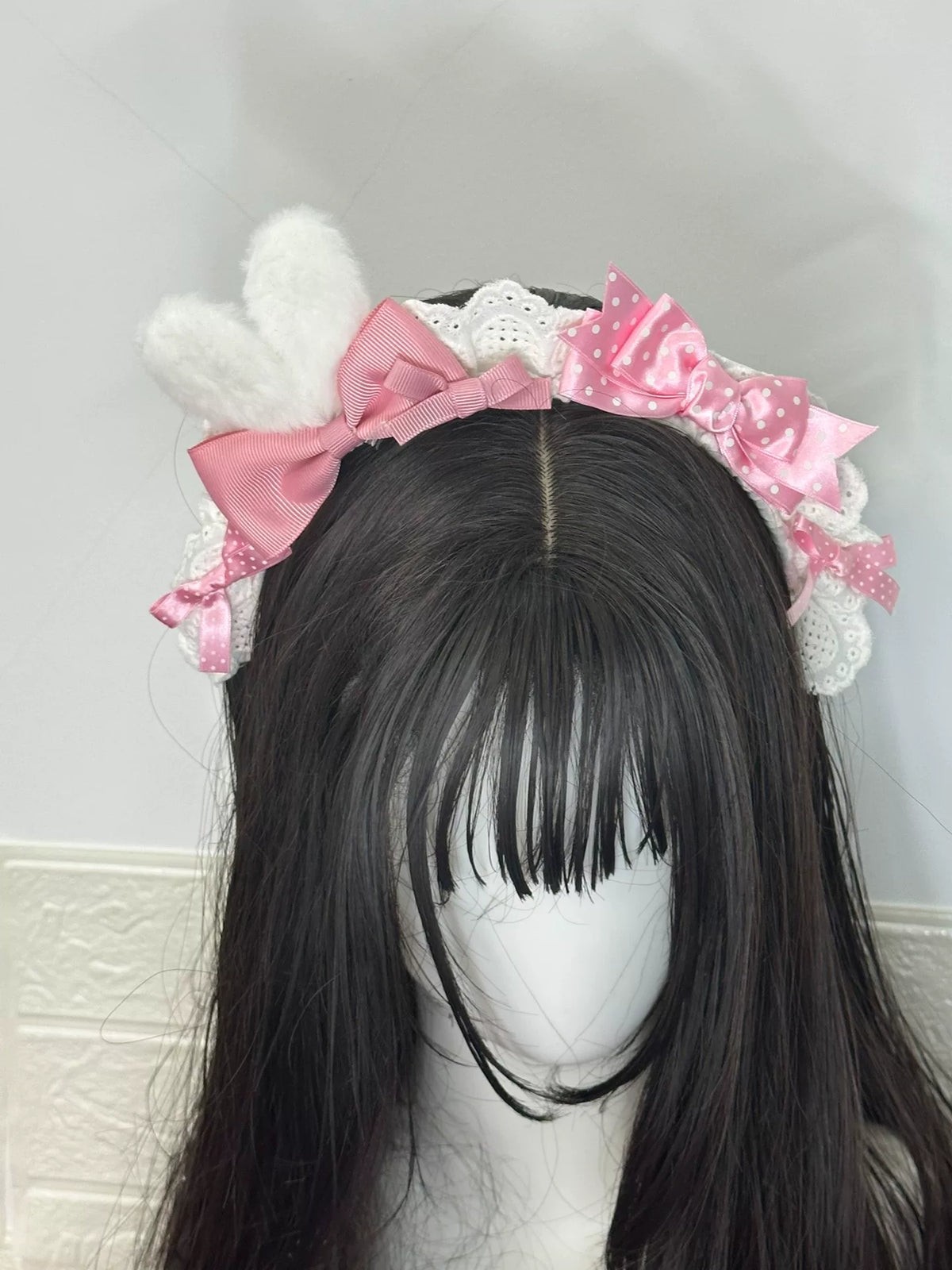 Weißes Plusch-Hasenohr-Hanband mit rosa Schleife
