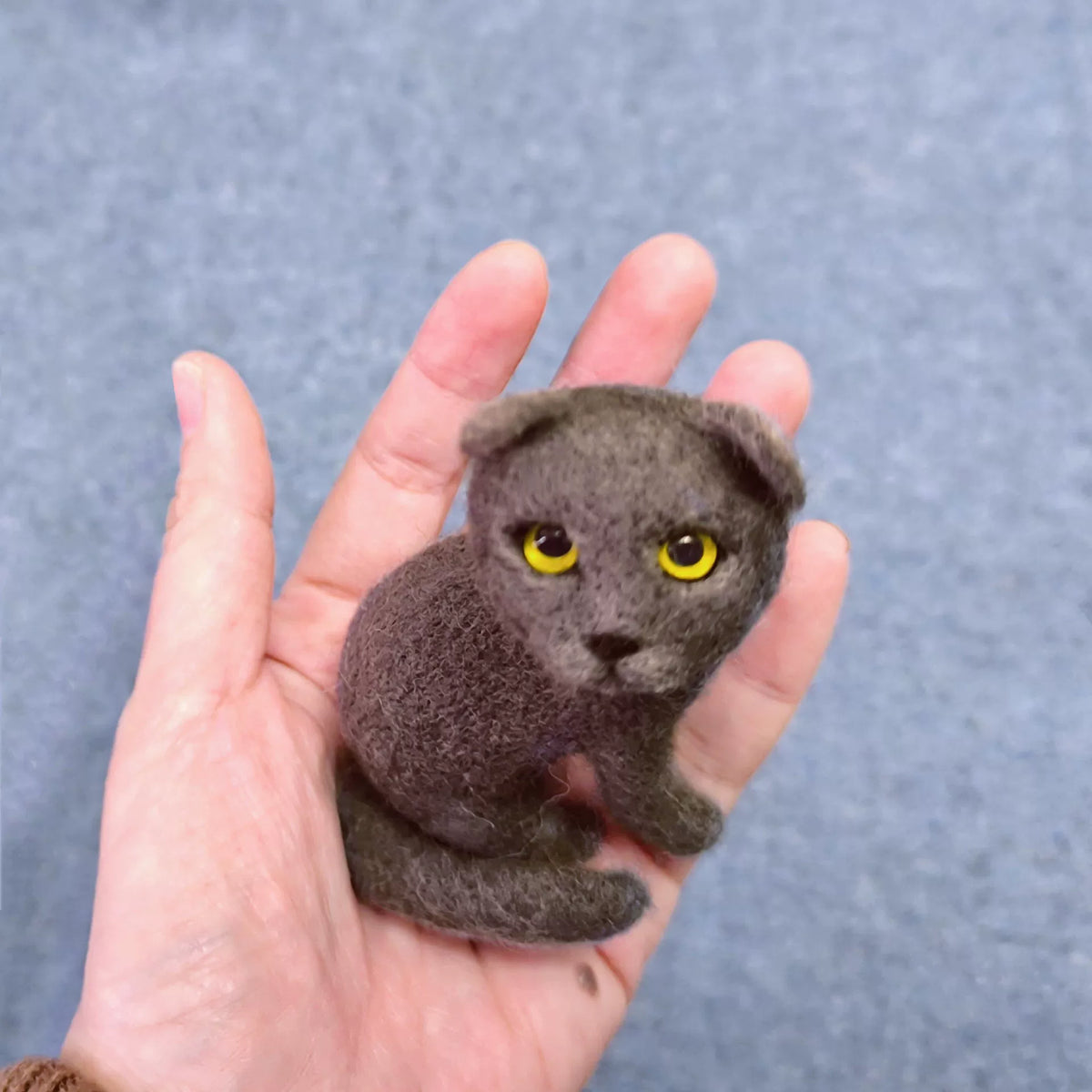 手作りウールフェルト グレーの猫フィギュア