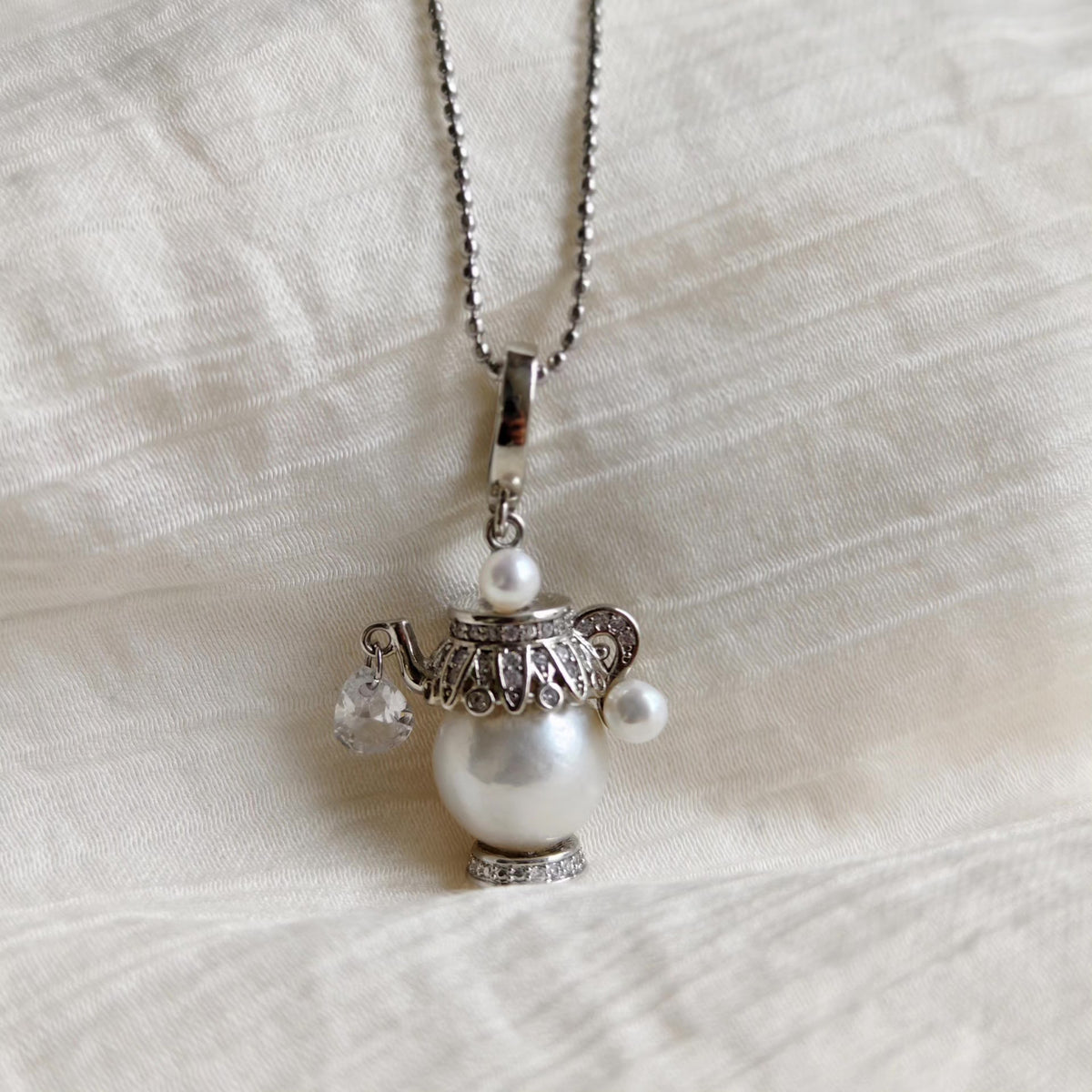 Collana con ciondolo Teiera Perla e catena in Acciaio Titanio