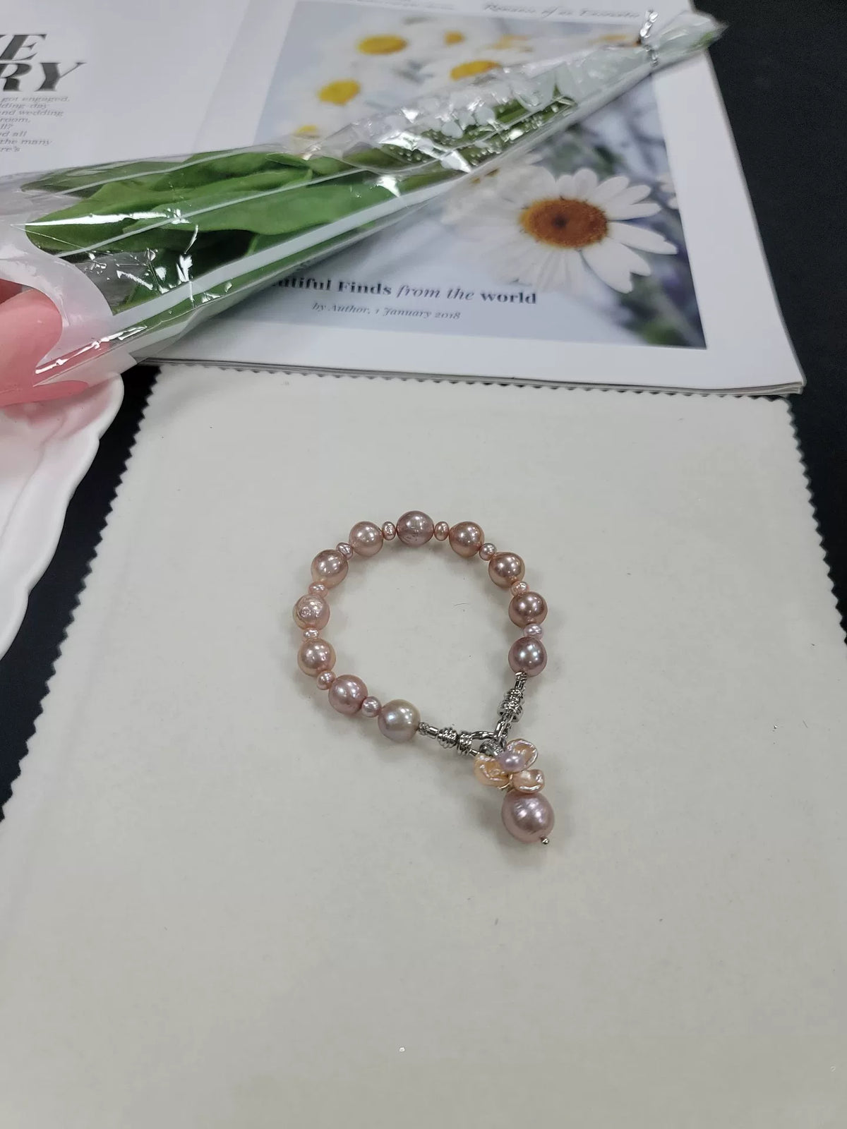 Bracciale in perle rosa con ciondolo a fiore