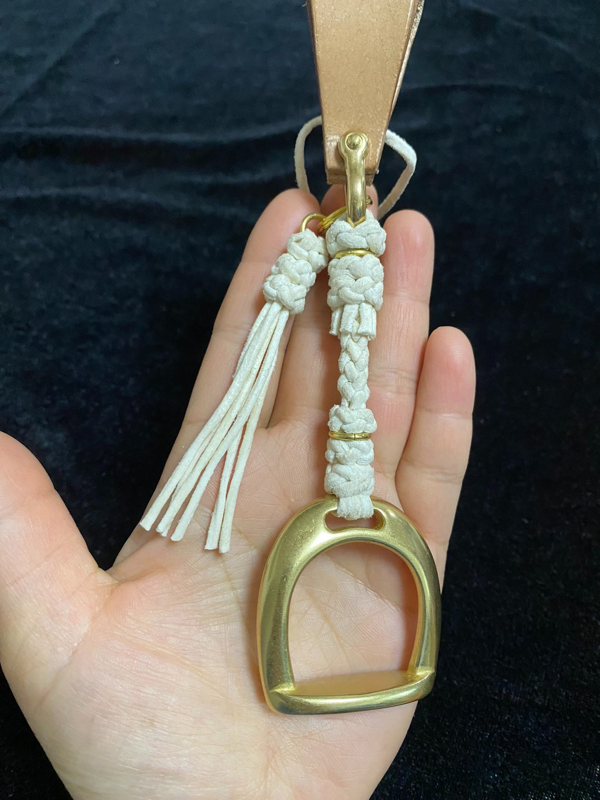 Cordón de piel de oveja tejido a mano con estribo de cobre