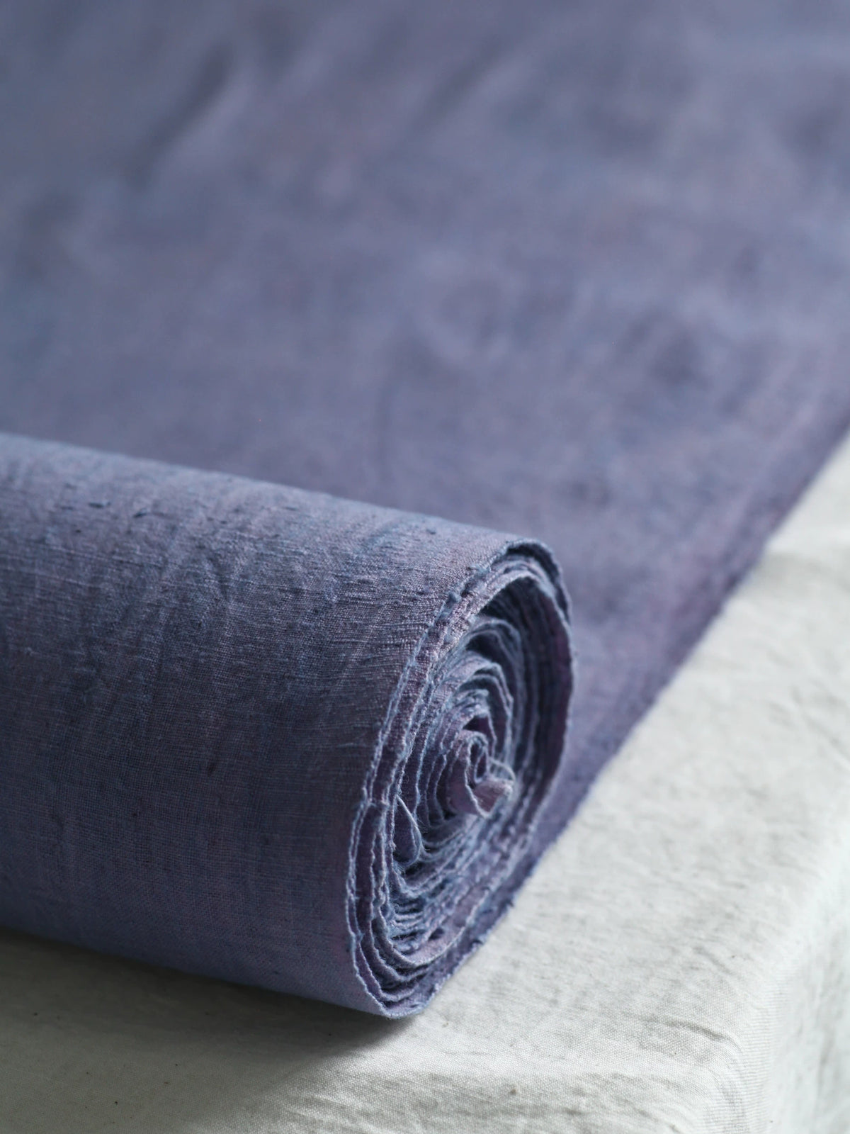 Tissu de coton tissé à la main violet grisâtre teinté végétement
