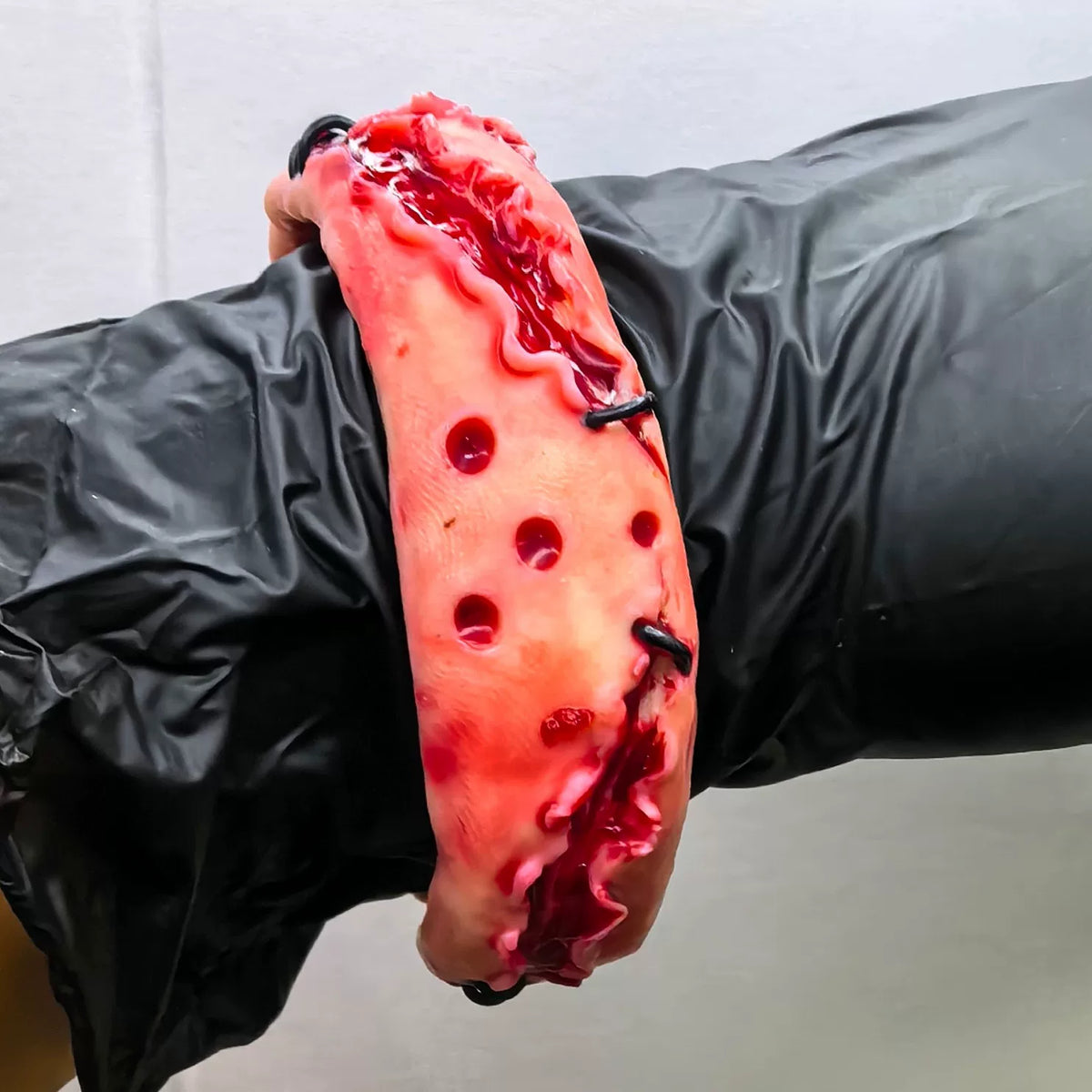 Skräck-rekvisita med revet kött och armband