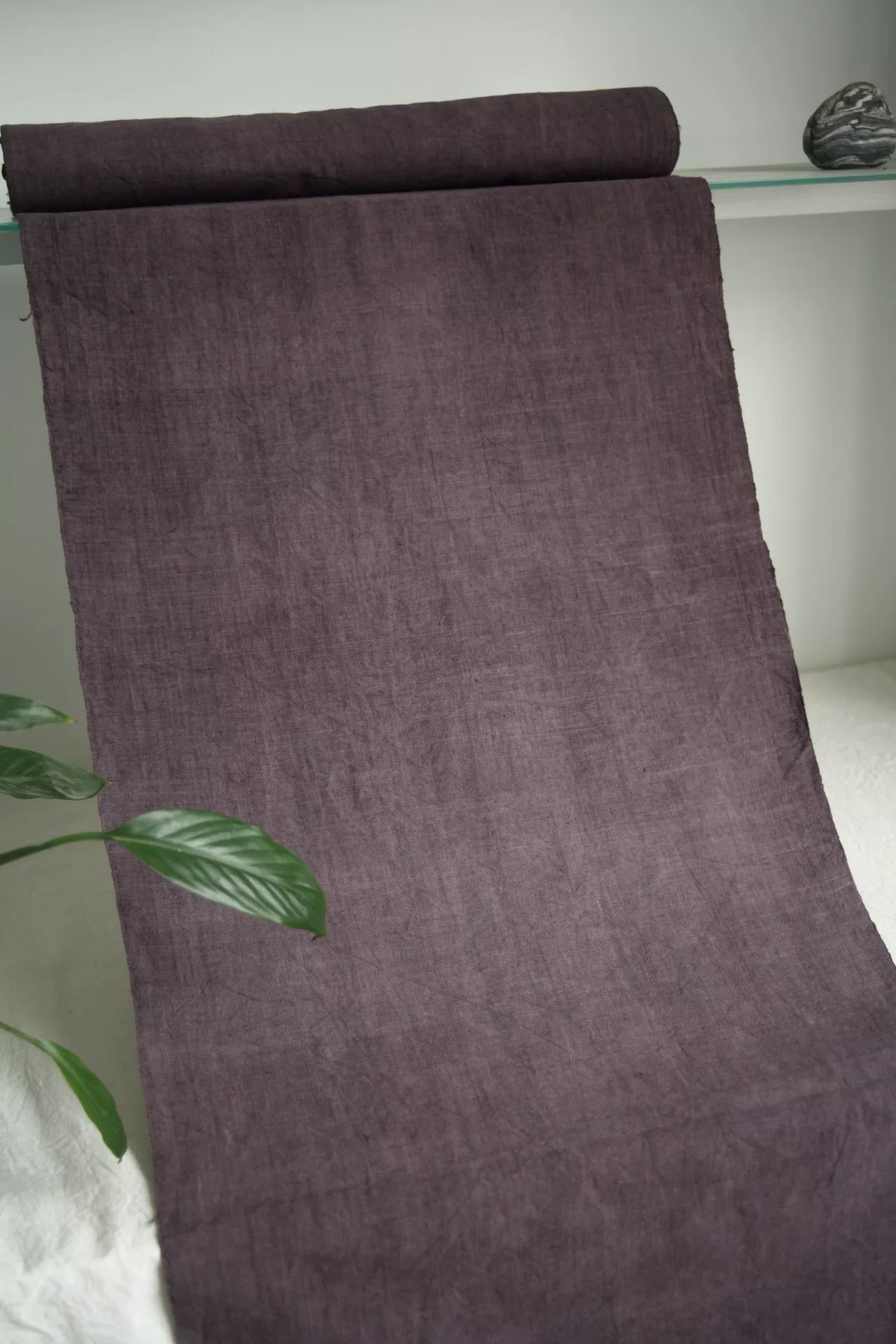 Tessuto viola tinto con coloranti vegetali, tessuto a mano
