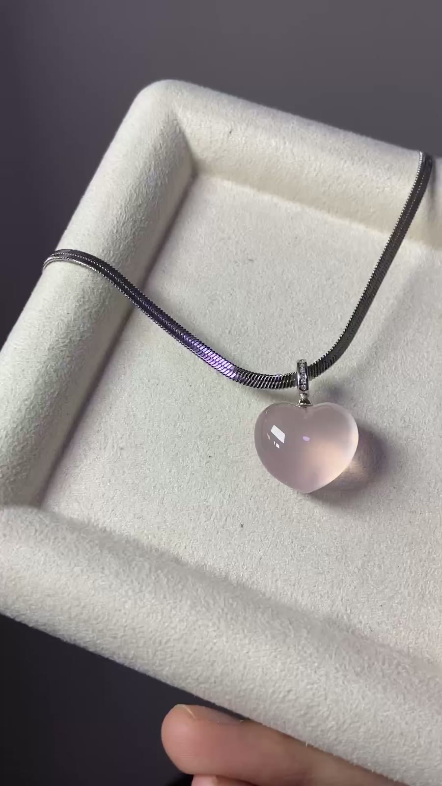 Collier pendentif cœur en cristal rose naturel