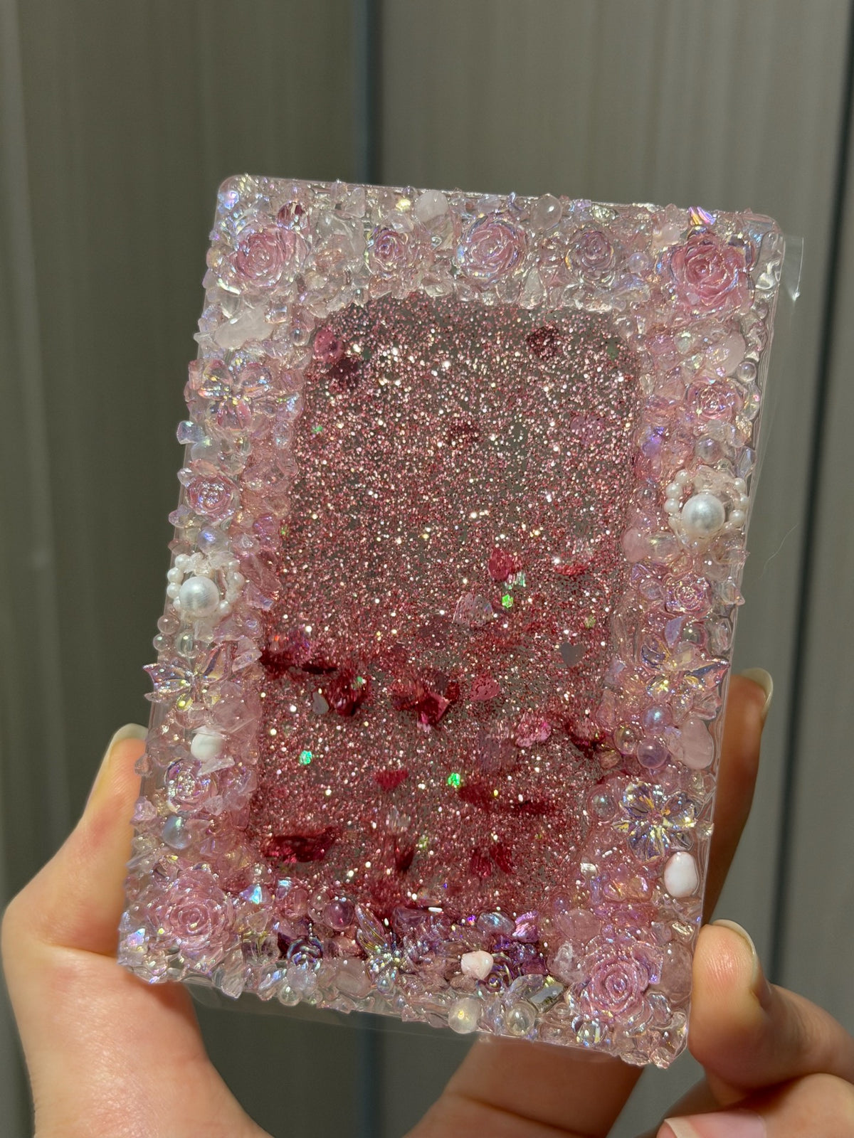 Porte-cartes shaker avec liquide et paillettes roses