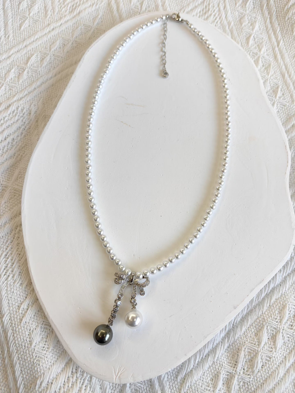 Collar de Pérolas com Pingente de Laço de Cristal Removível