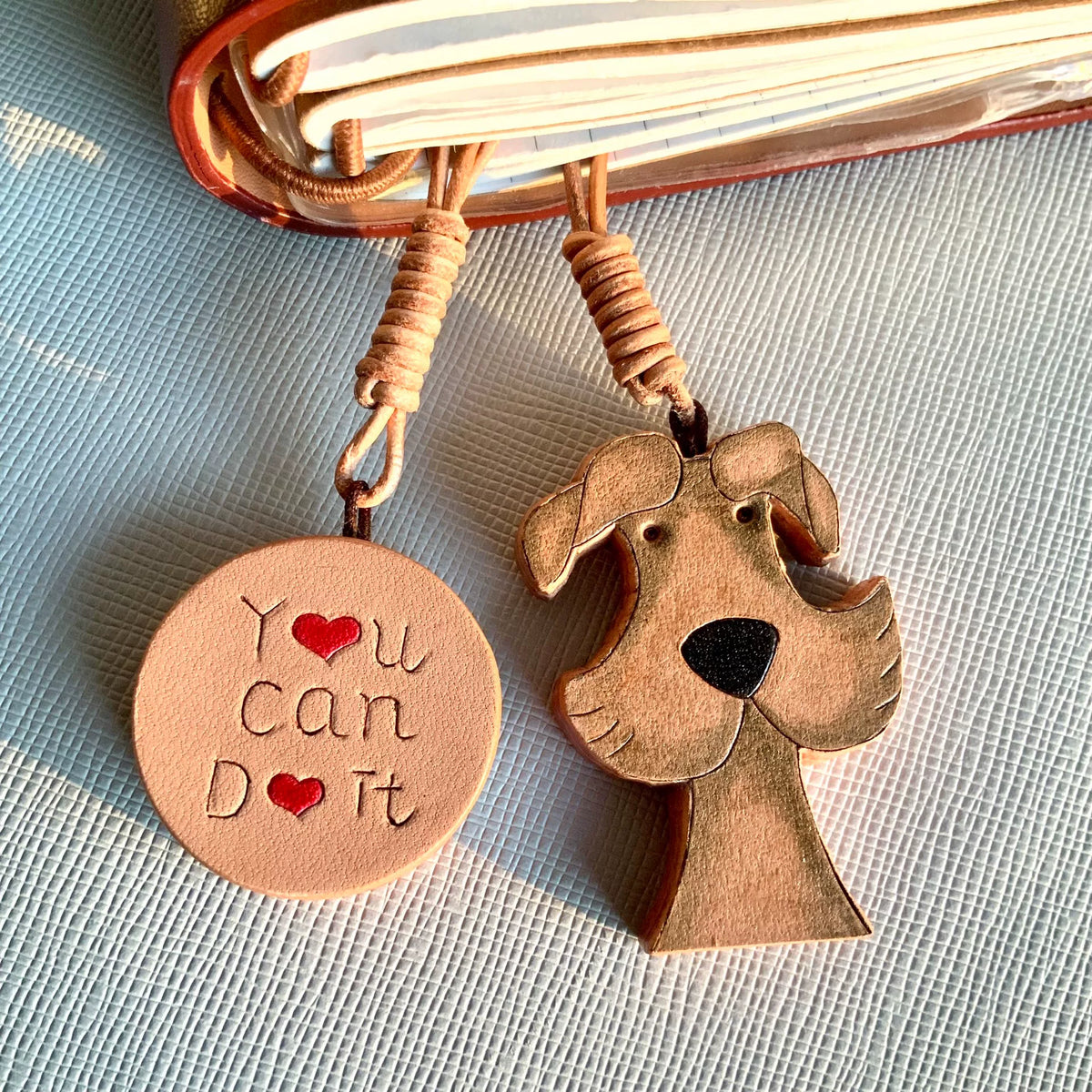 Ensemble de charms en cuir Chien et Hérisson
