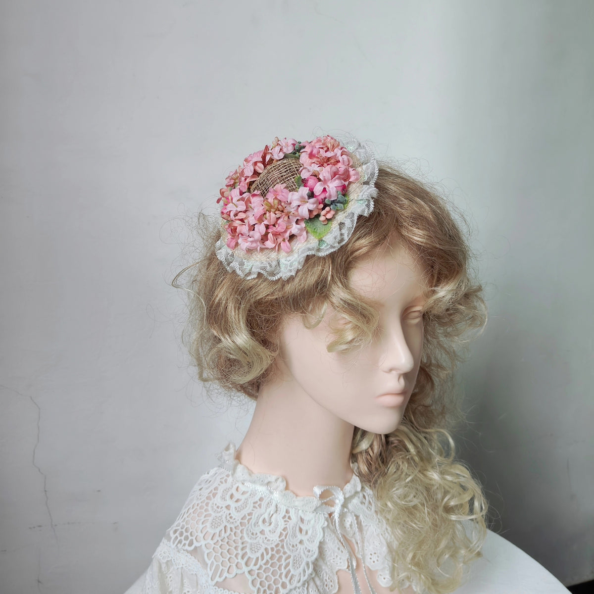 Mini-Lolita-Strohhut mit rosa Blumenkranz