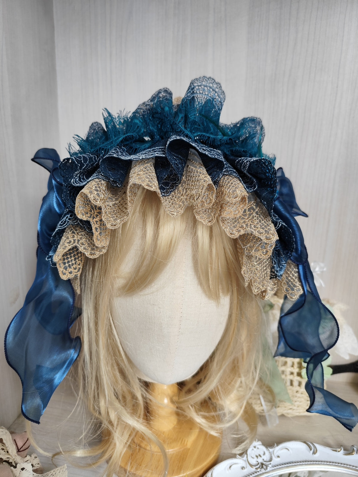 Diadema de encaje Lolita con plumas de pavo real