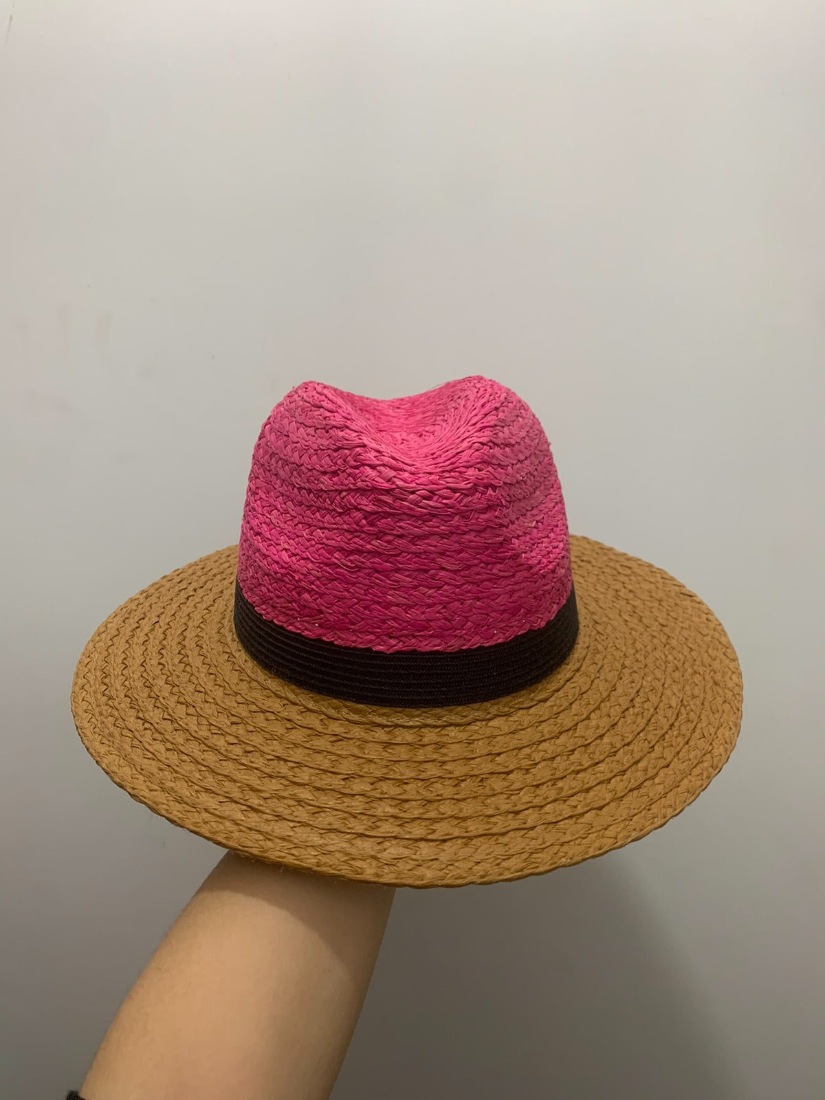 Cappello da sole in rafia magenta con fascia nera