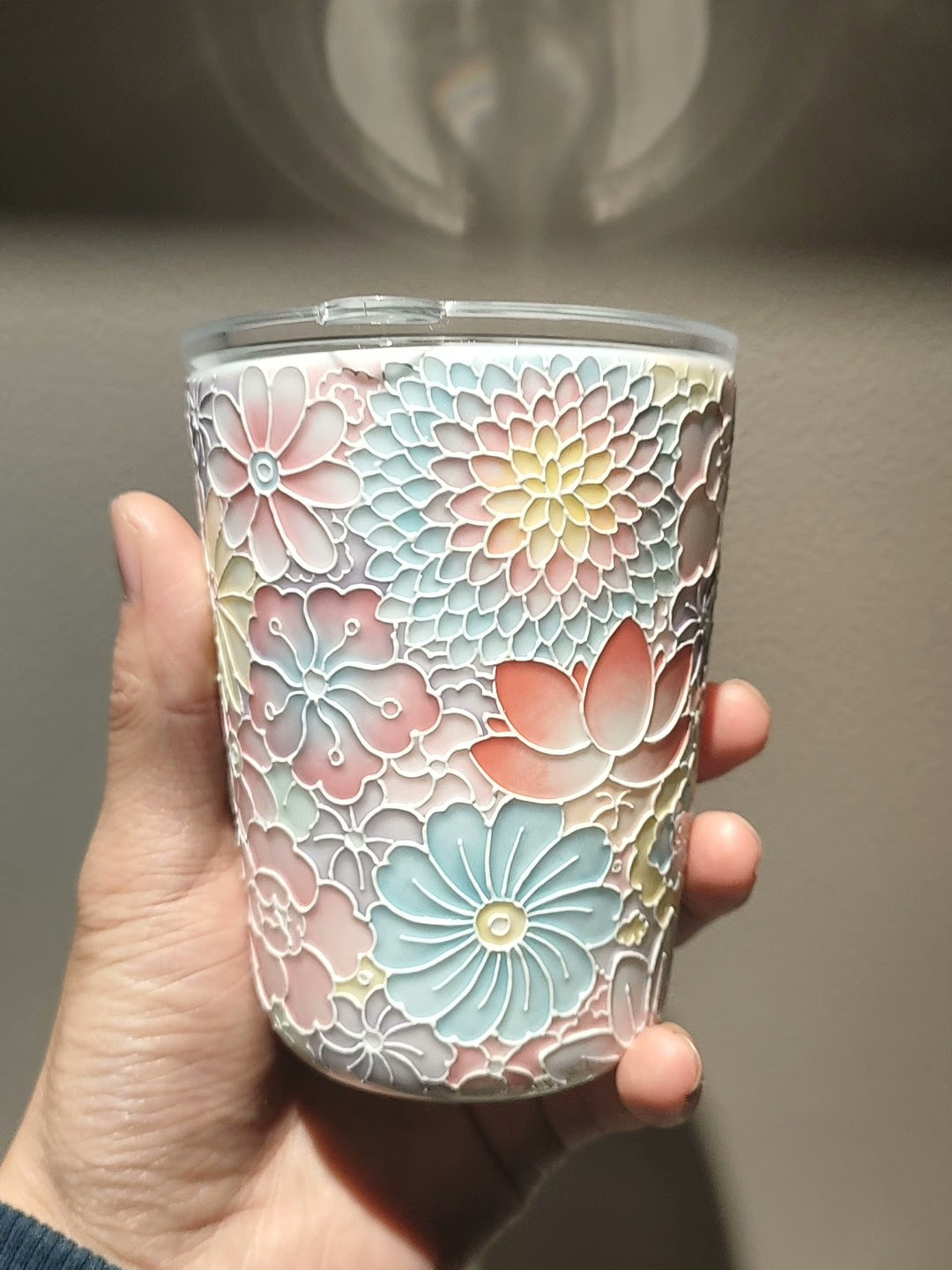Handbemalter floraler Keramik-Reisebecher