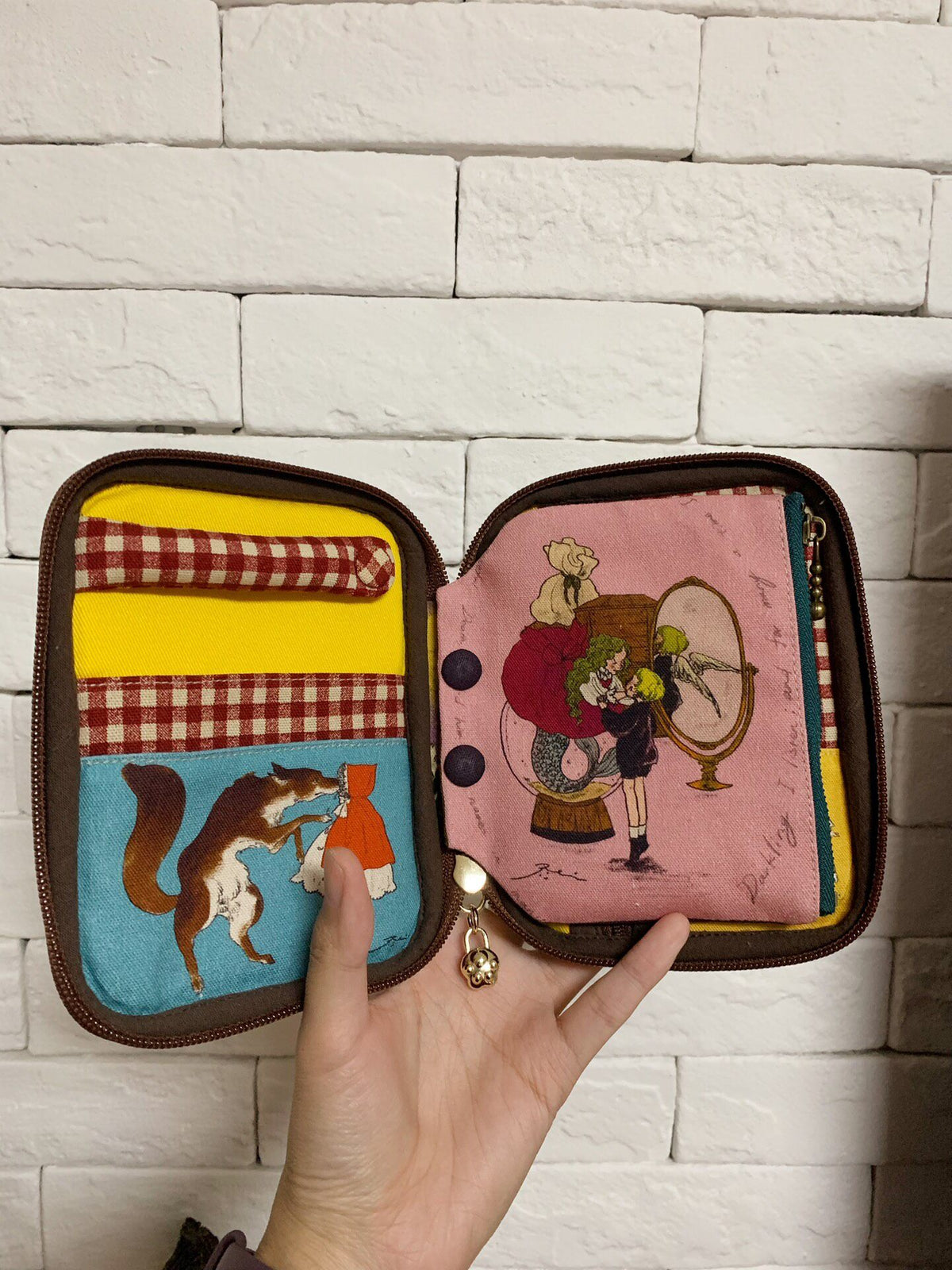 Illustriertes Stoff-Etui mit Ringmechanik