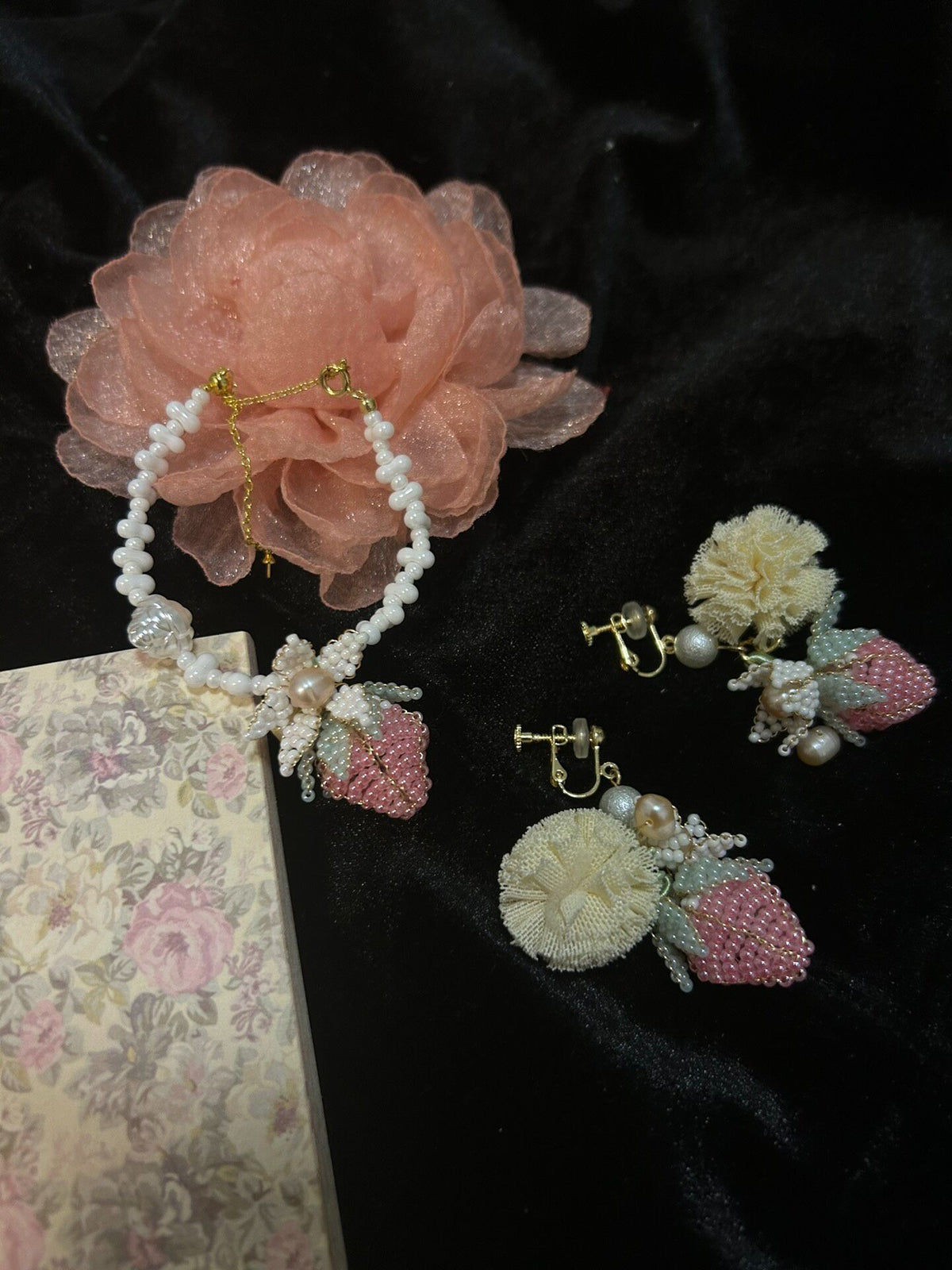 Set Braccialetto e Ear-chini con Fragola e Perle