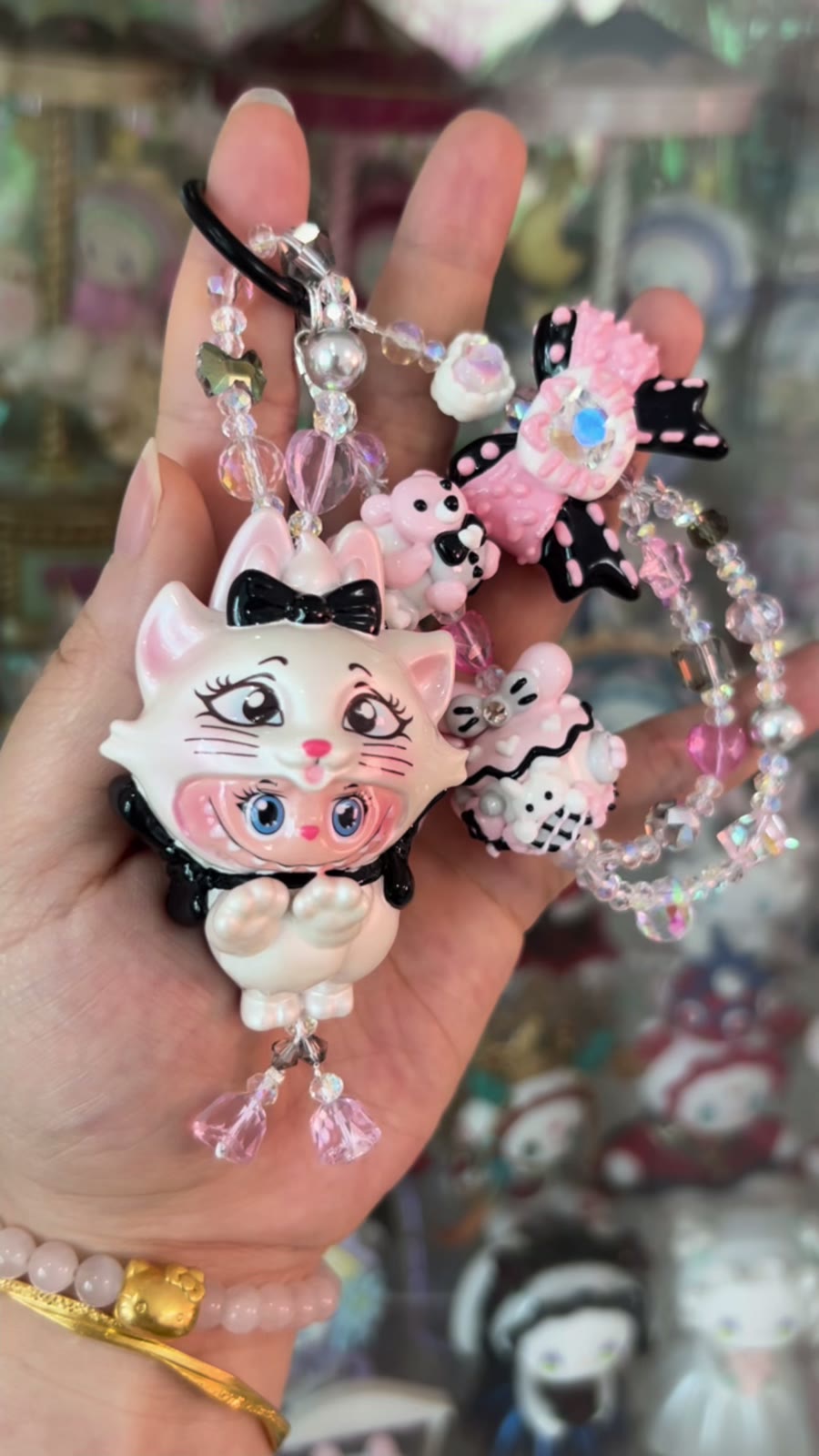 Pingente de Gato de Missçangas Pintado à Mano Preto e Rosa