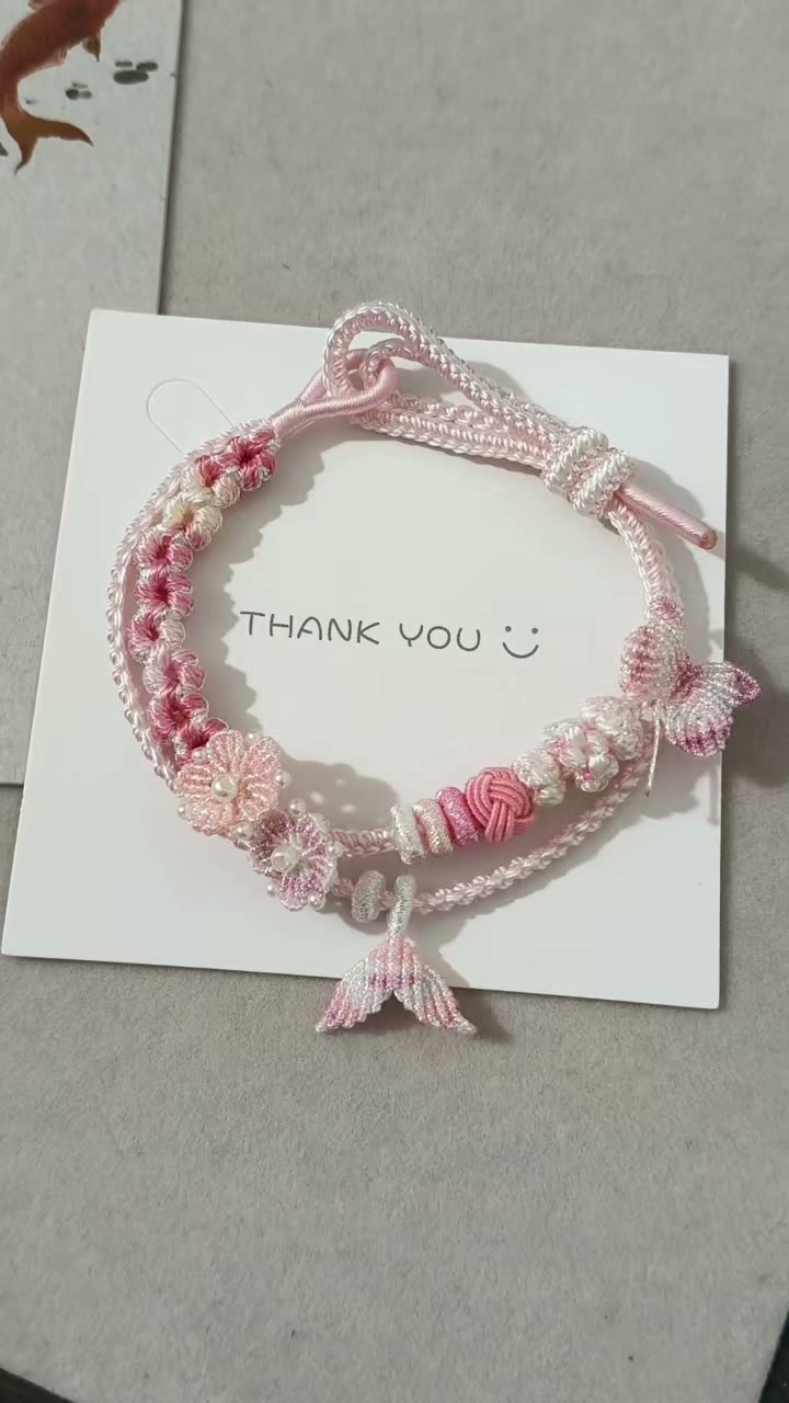 ハンドメイド ピンクグラデーション編みブレスレット フラワーチャーム付き