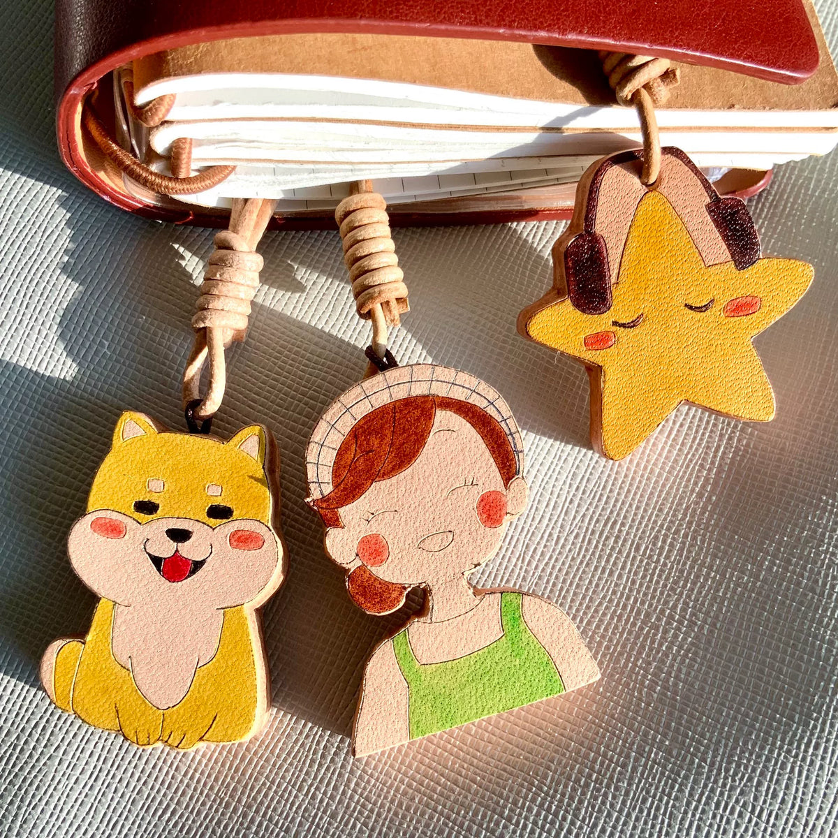 Pendentifs en cuir sculptés : Fille, Étoile et Chien
