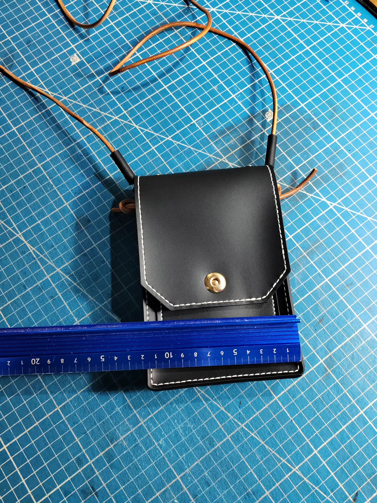 Borsa a tracolla per cellulare in pelle nera fatta a mano