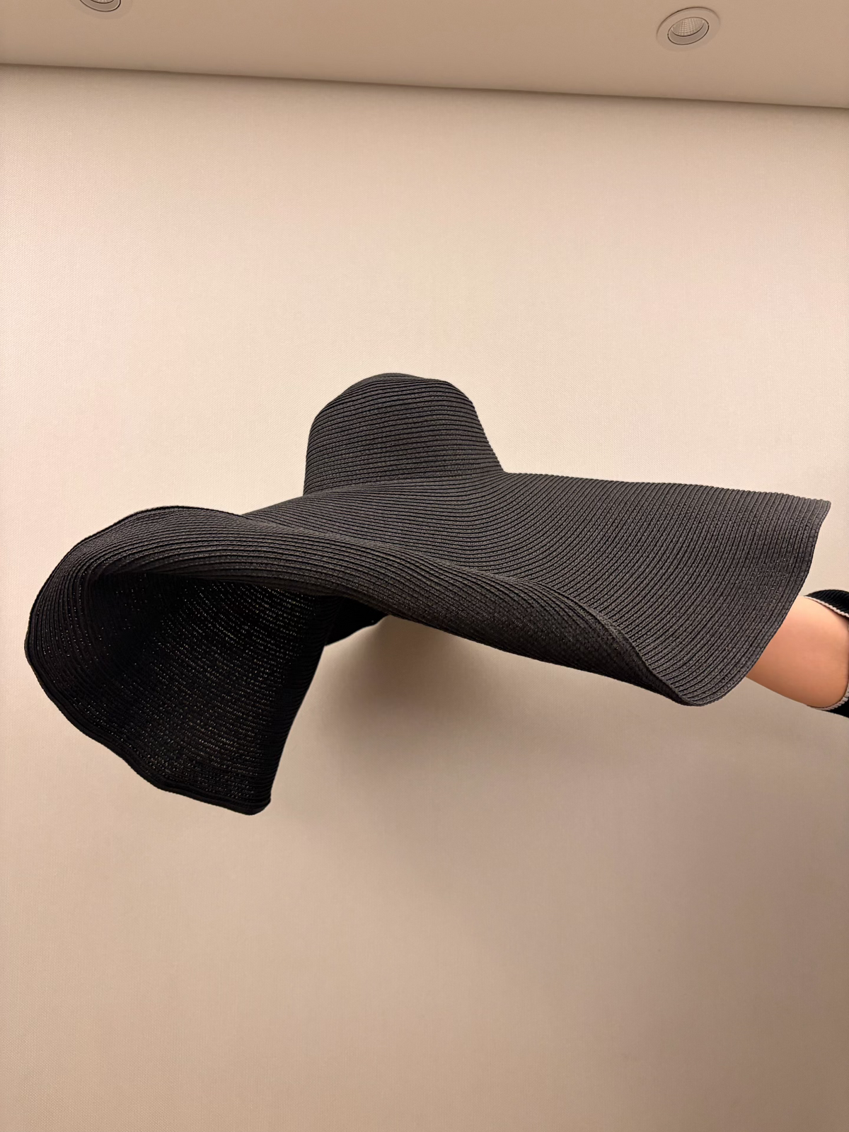 Cappello in paglia a tesa larga oversize 80 cm nero