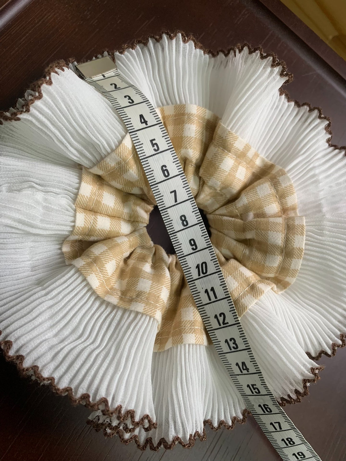 Accessoire de cheveux fleur vichy blanc et bords festelonnés