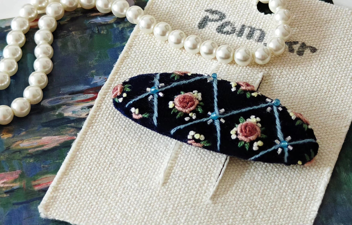 Barrette à cheveux brodée à la main velours noir