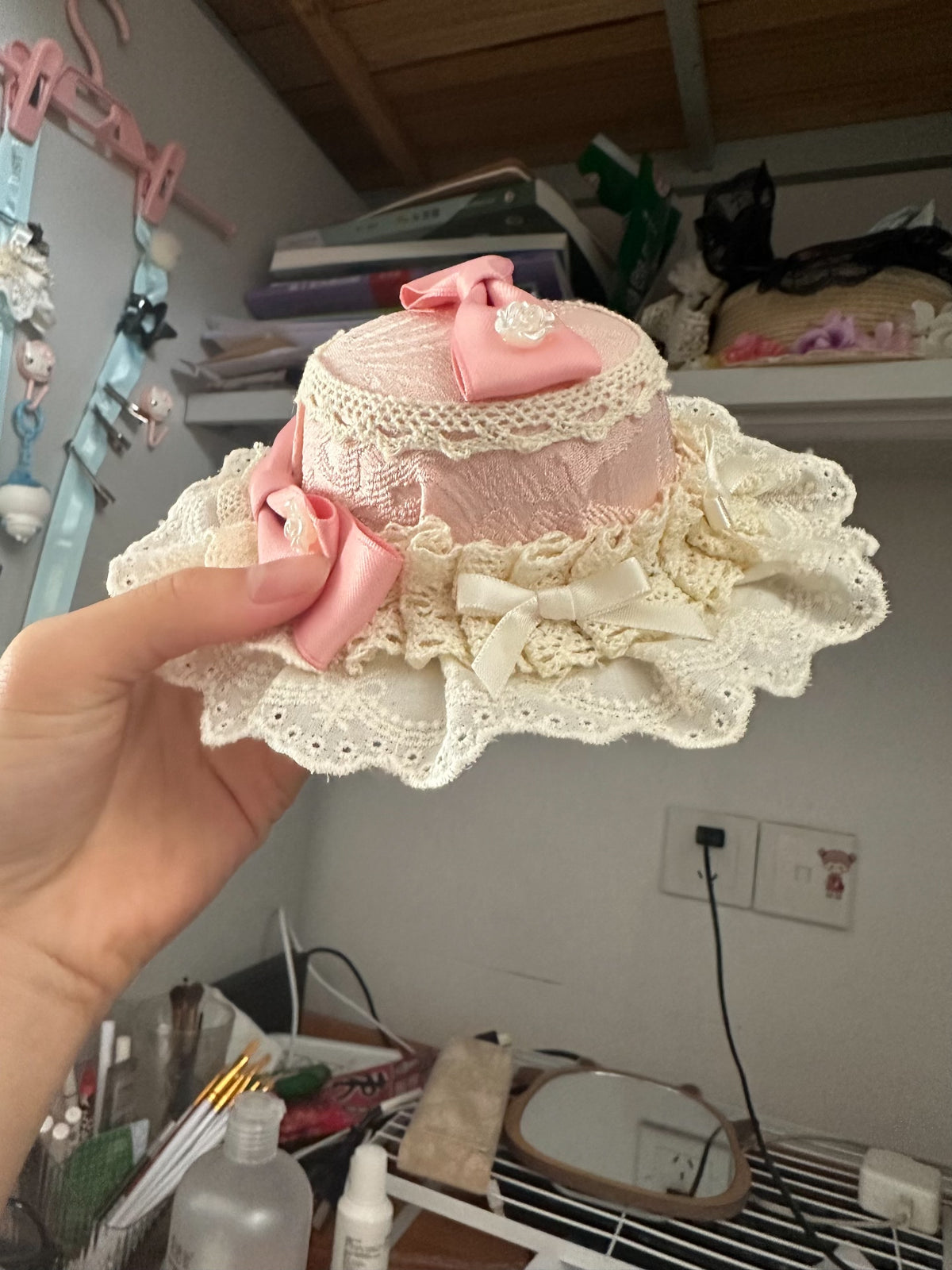 Tocado de encaje rosa con lazo de satén