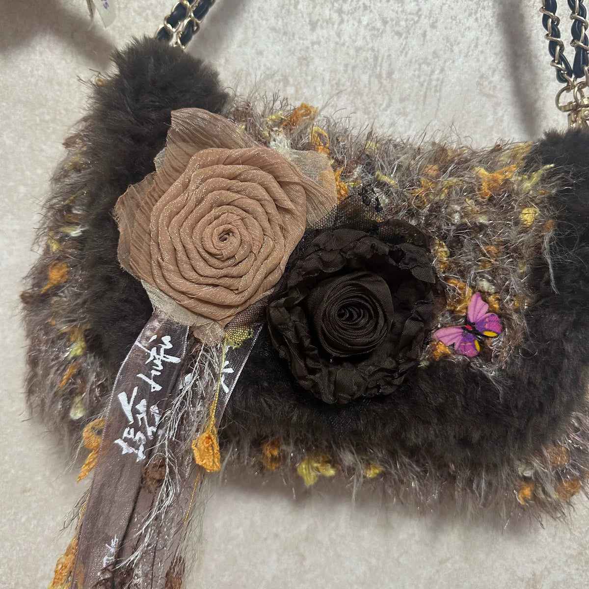 Sac à main tissé avec appliqué floral