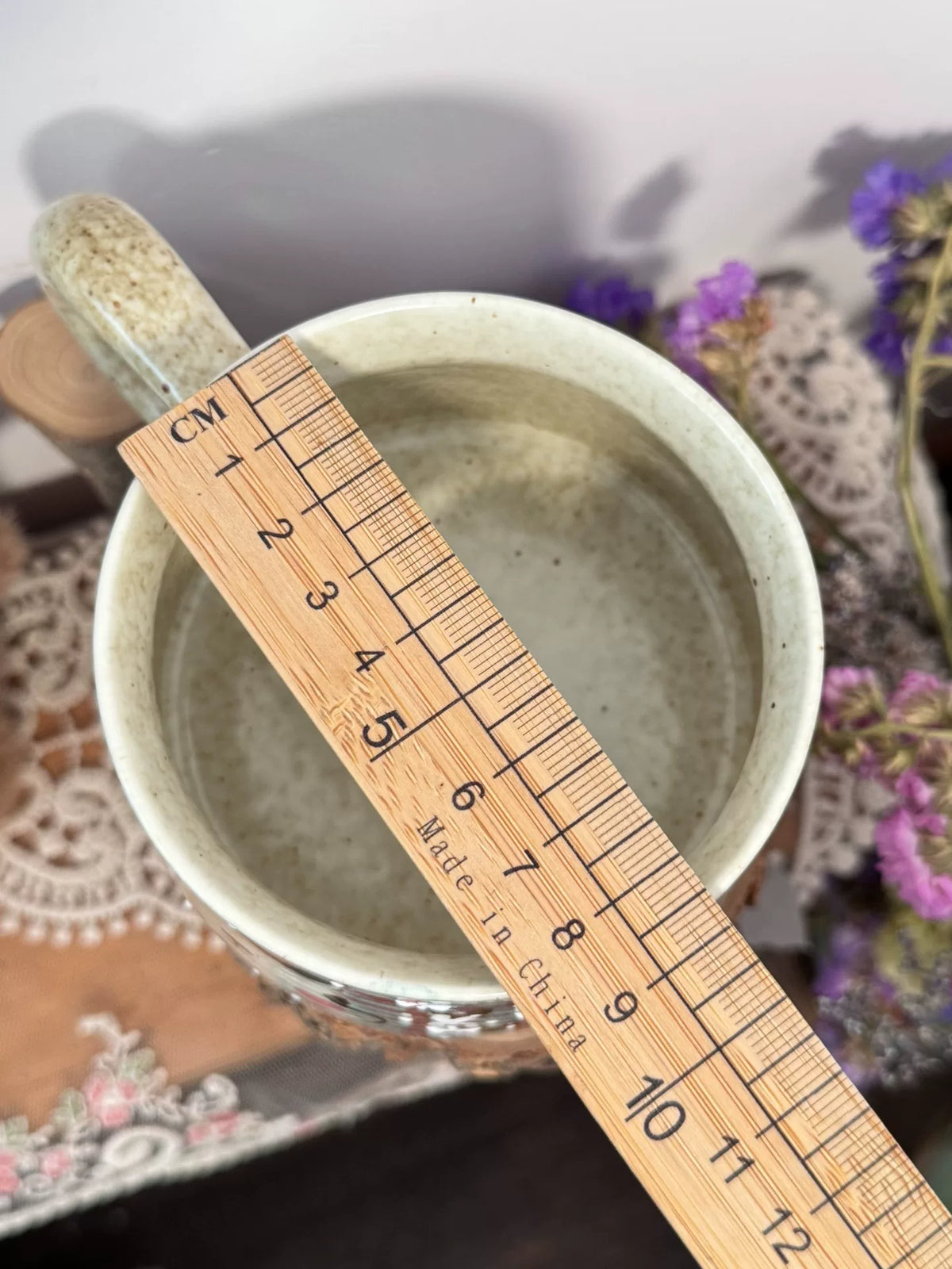 Handgefertigte Keramiktasse mit Katzenmotiv und Karomuster