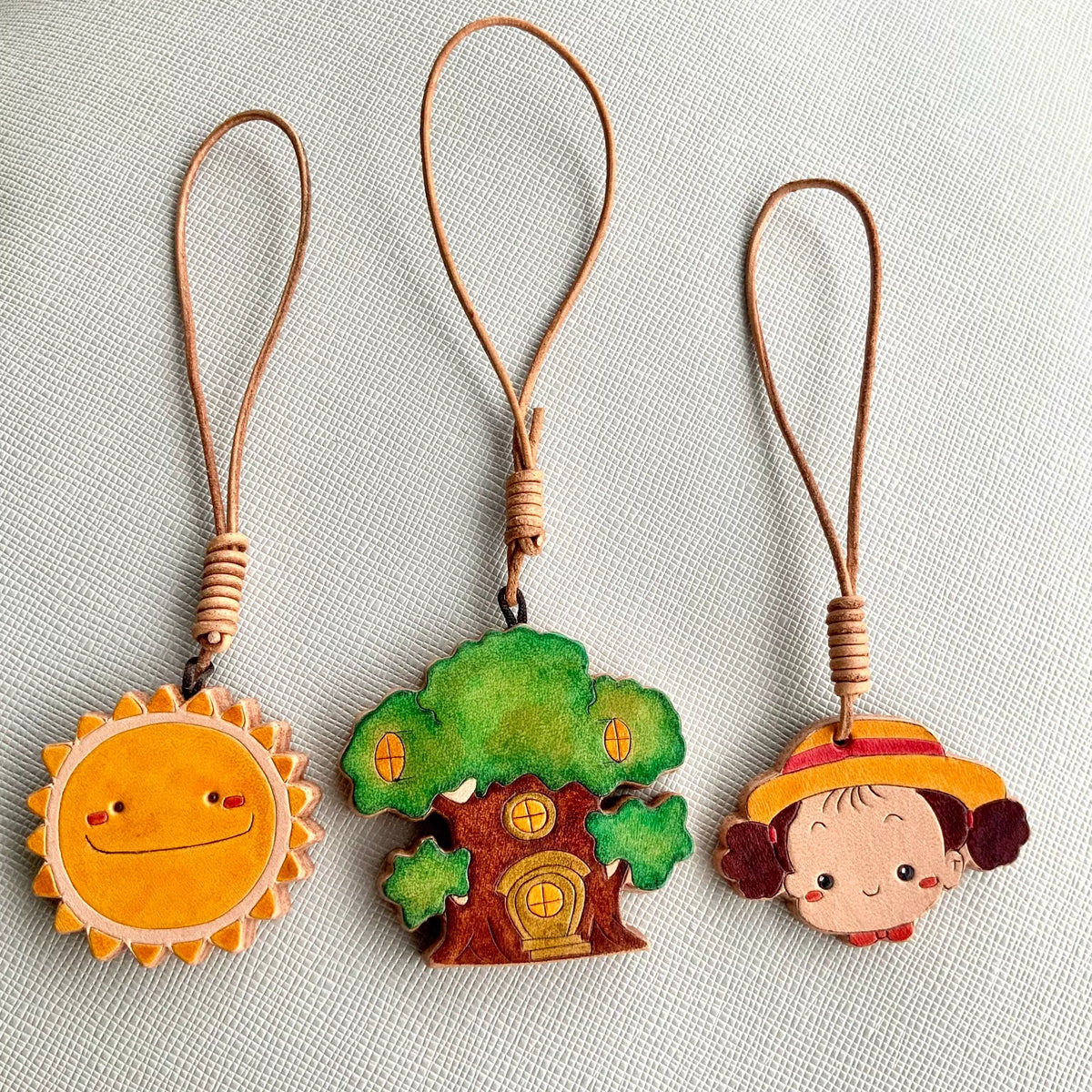 Porte-clés avec charm en cuir sculpté maison dans l'arbre