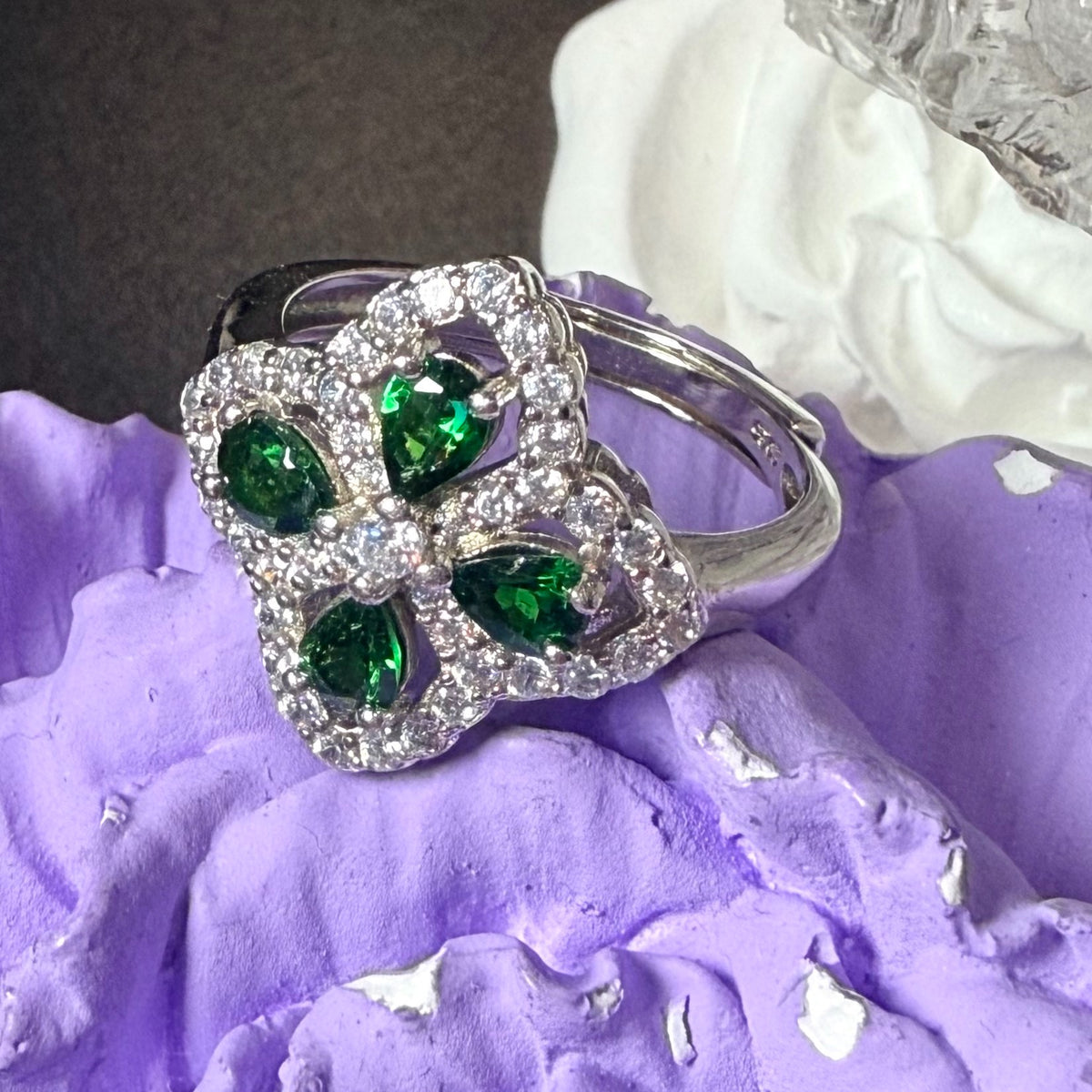 Anello aperto trifoglio in tsavorite verde e argento 925