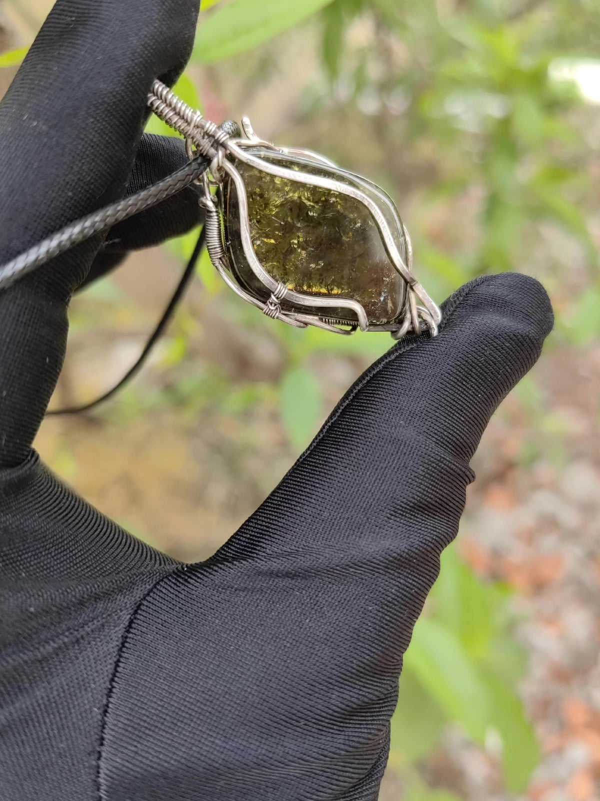 Pendentif tsavorite naturel en argent et fil torsé