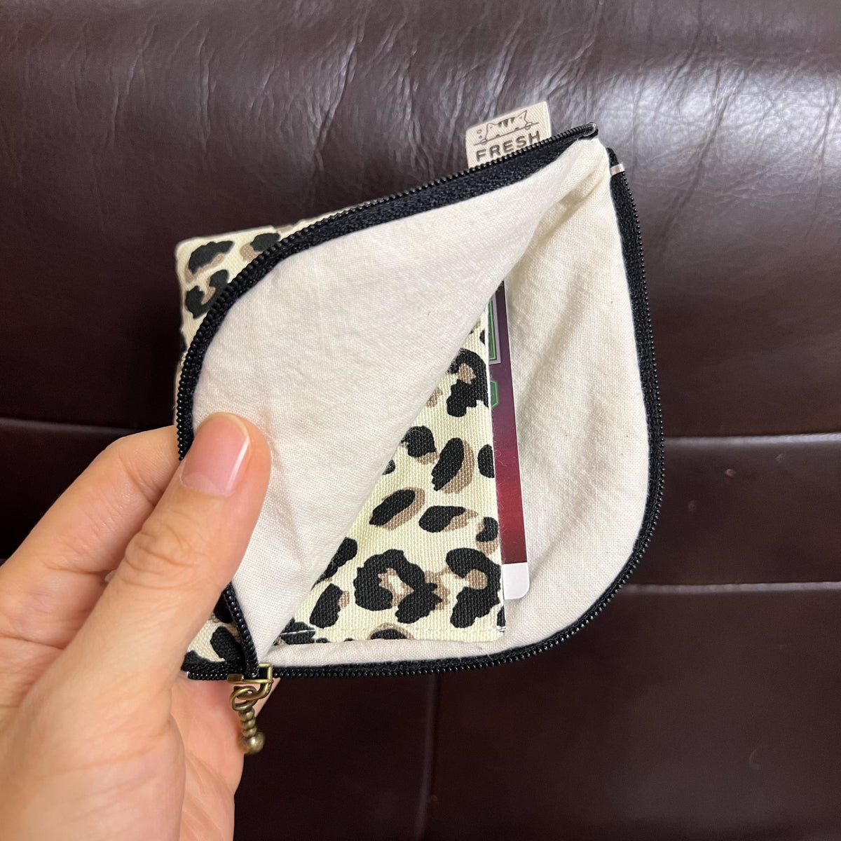 Kleines Canvas-Etui mit Leopardenmuster und Katzen-Applikation