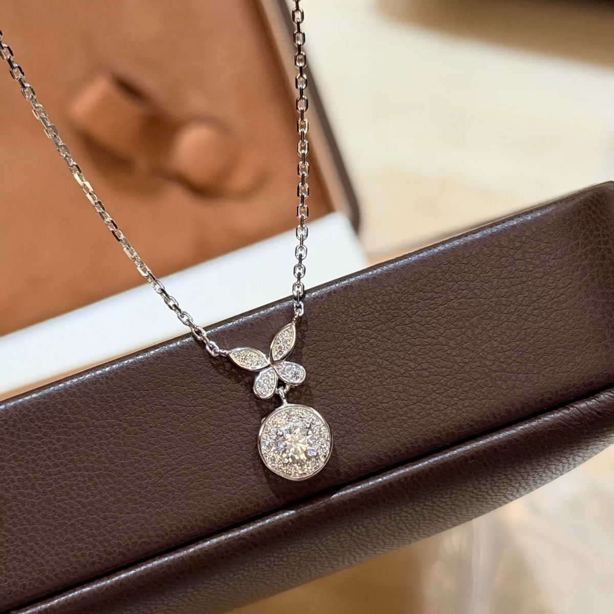 Halsband i S925 silver med fjäril och runt hängande