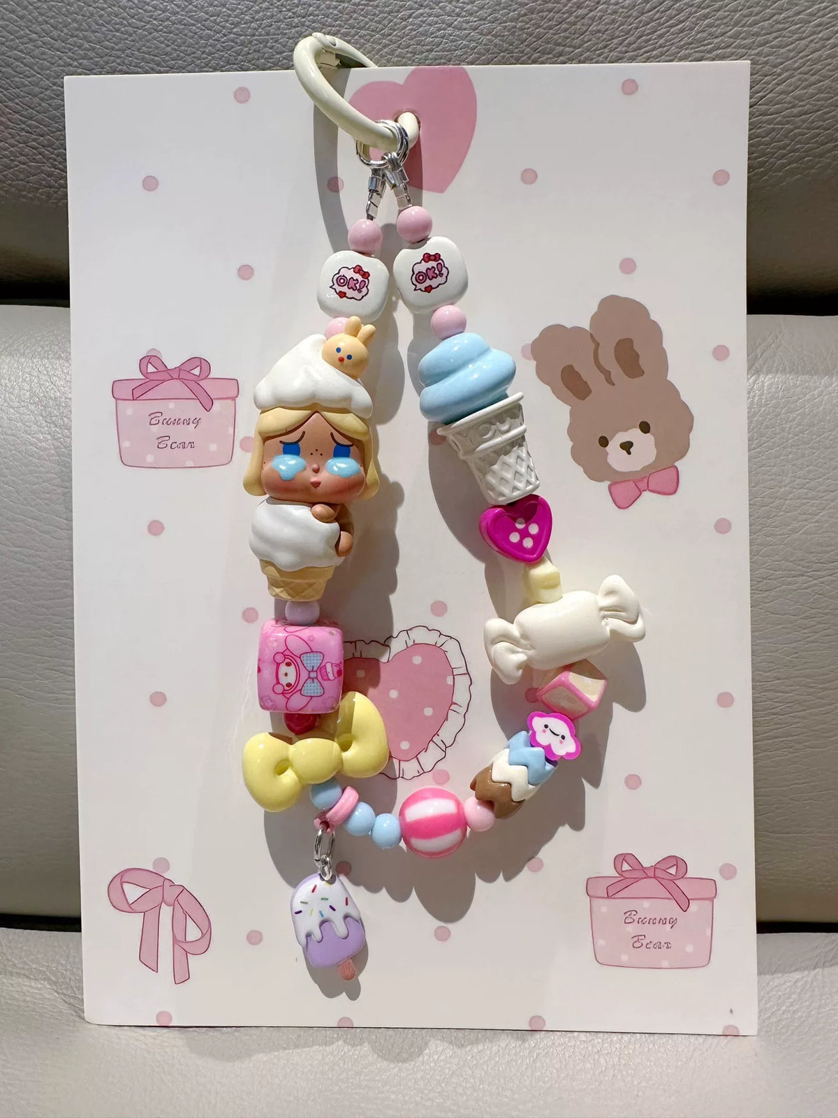 Alça de Charme com Boneca Chorosa e Gelado