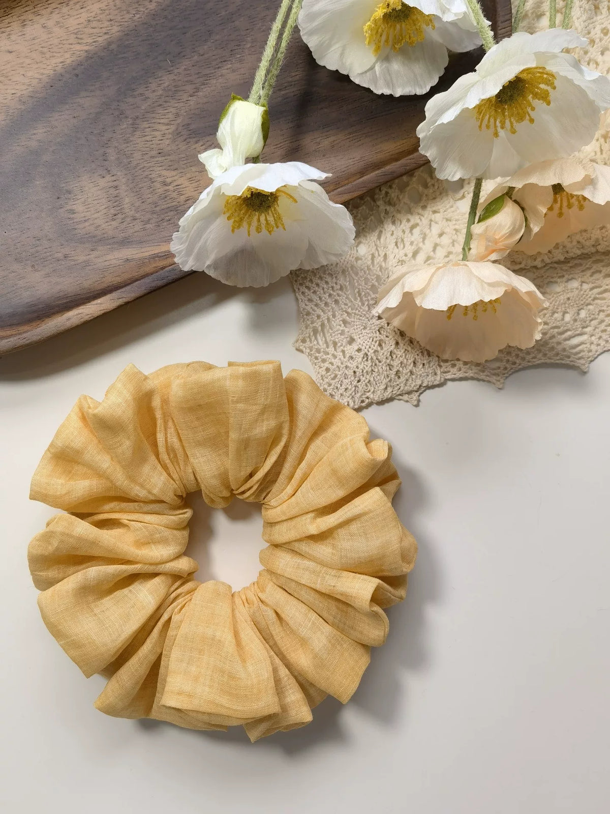 Scrunchie in ramè giallo oro fatto a mano