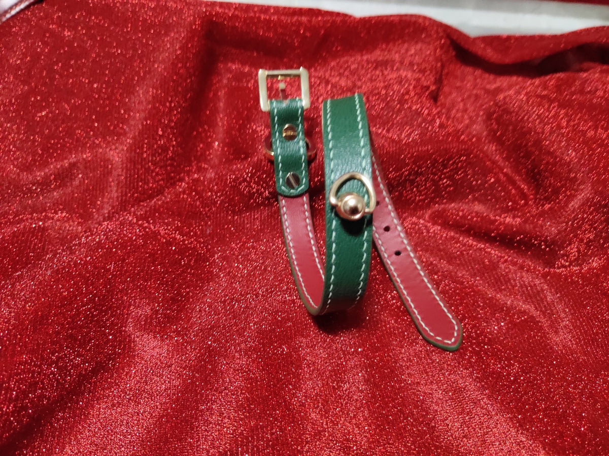 Handgjort smaragdgrönt läderhalsband med rött fårskinnsfoder