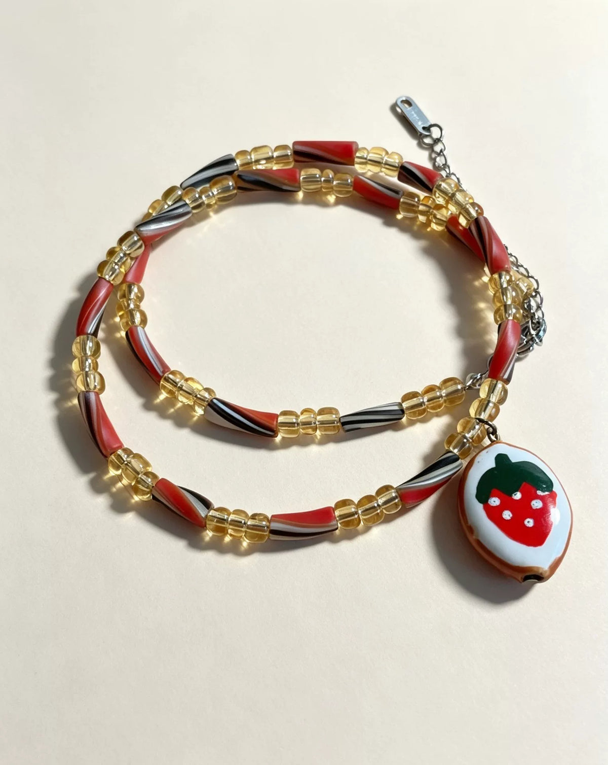 Collar de cuentas de cristal con colgante de fresa