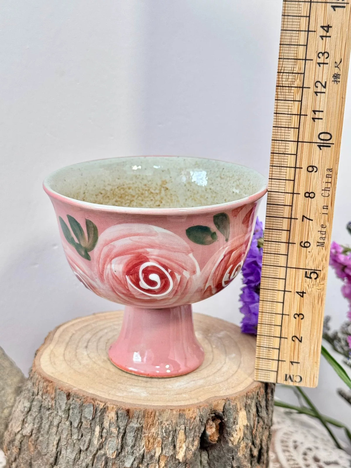 Tazza da tè con stelo in ceramica rosa dipinta a mano