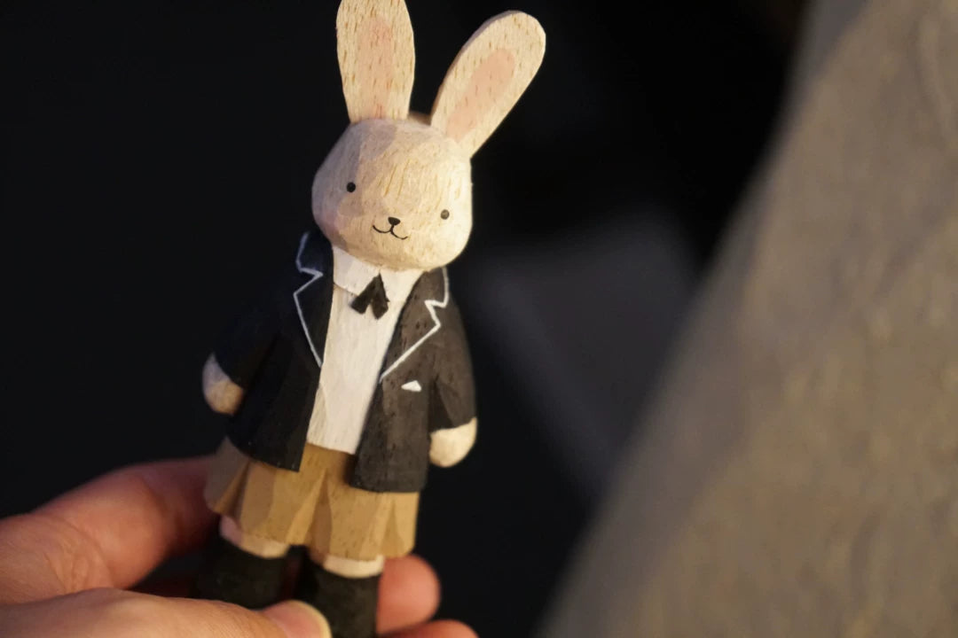 Handgeschnitzte Holz-Hasenfigurur 11 cm