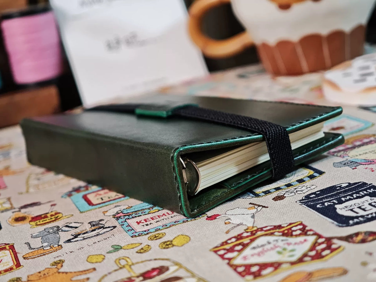 A7 omslag för ringbindningsbok i läder Museum Green
